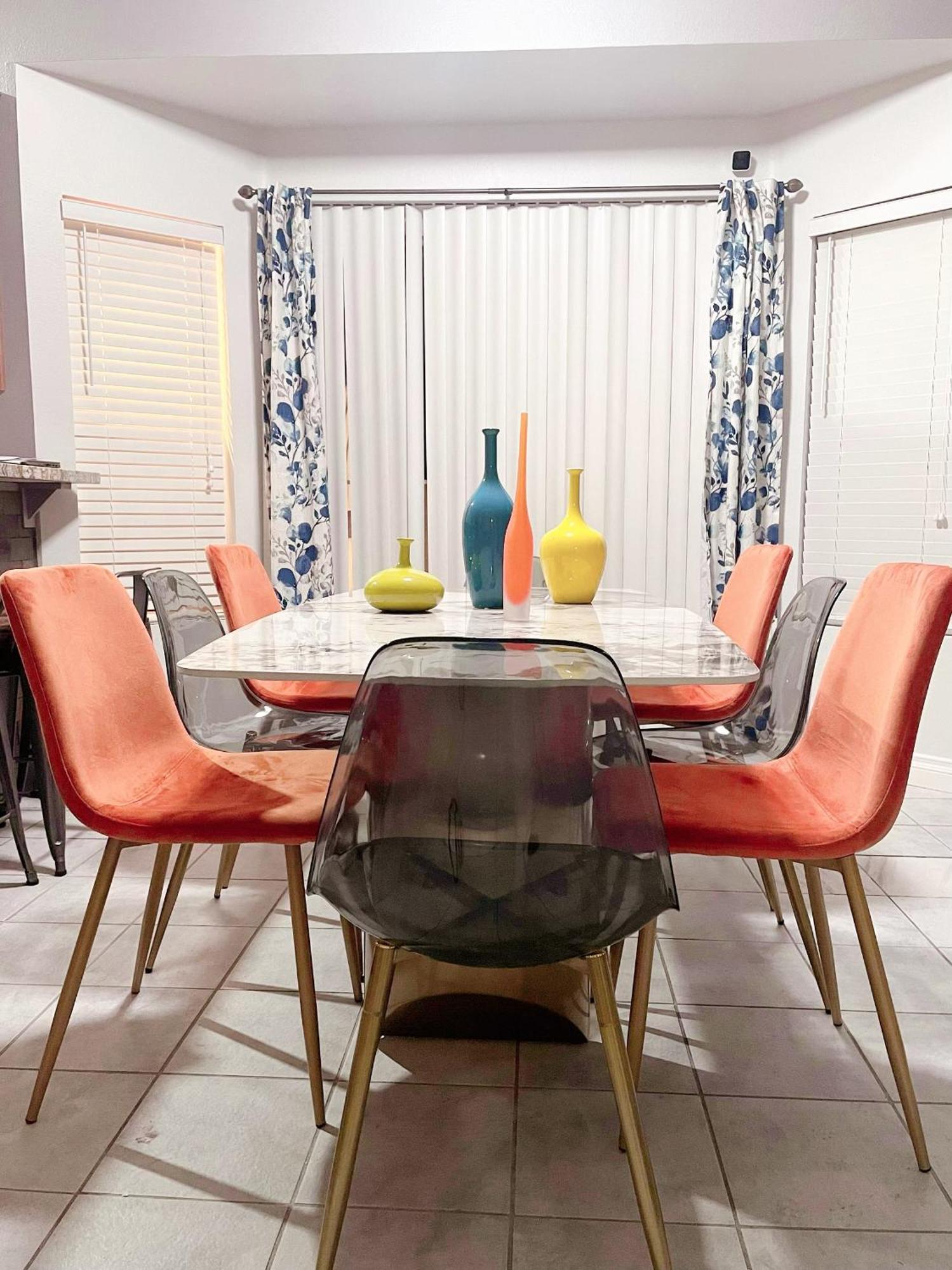 Pet-friendly, Vibrant Oasis - Colorful Retreat Near Summerlin Holiday home