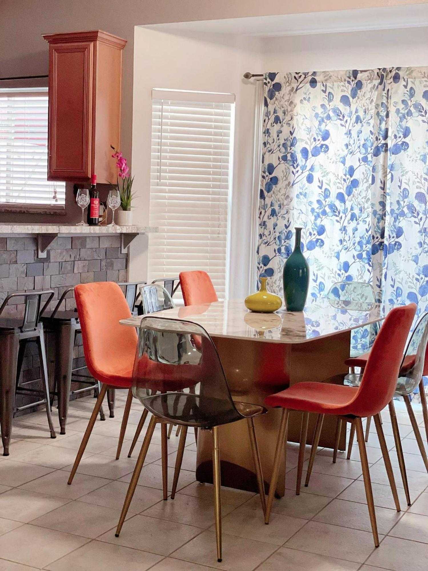 Holiday home Pet-friendly, Vibrant Oasis - Colorful Retreat Near Summerlin