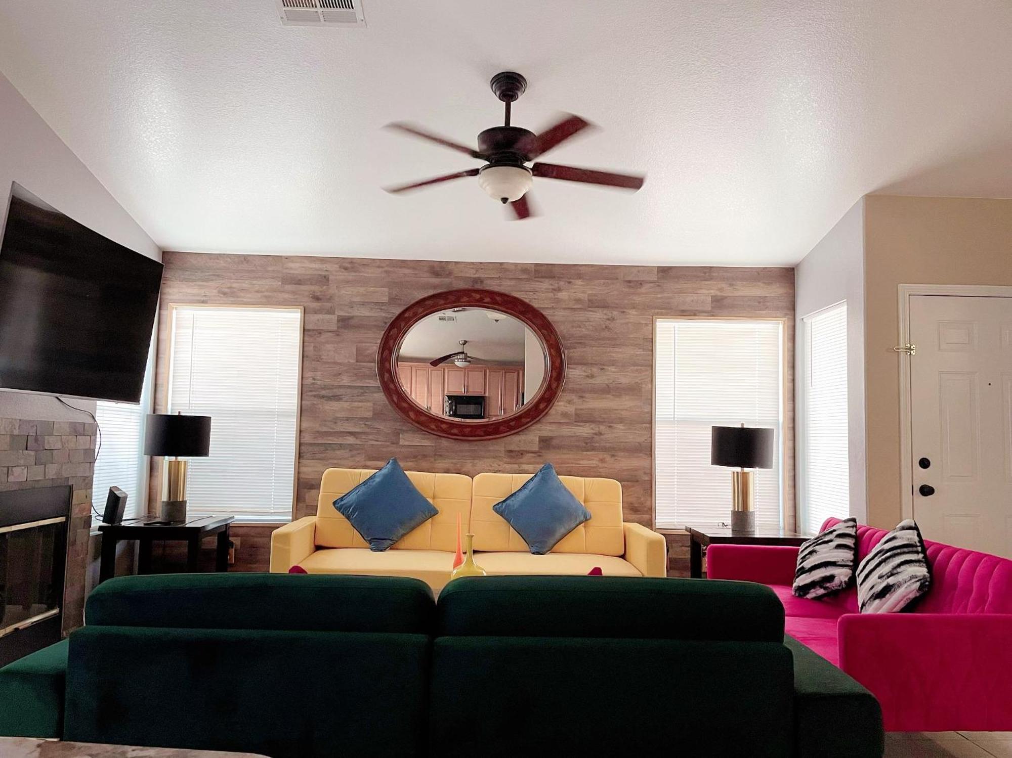 Pet-friendly, Vibrant Oasis - Colorful Retreat Near Summerlin * Las Vegas