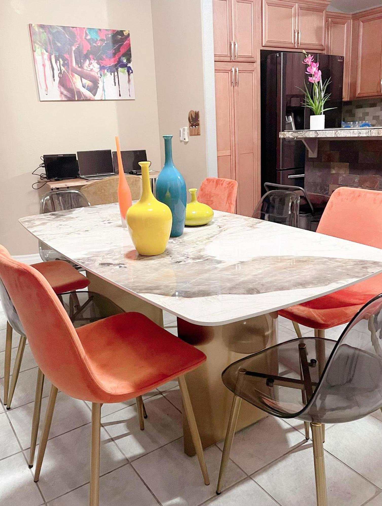 Pet-friendly, Vibrant Oasis - Colorful Retreat Near Summerlin