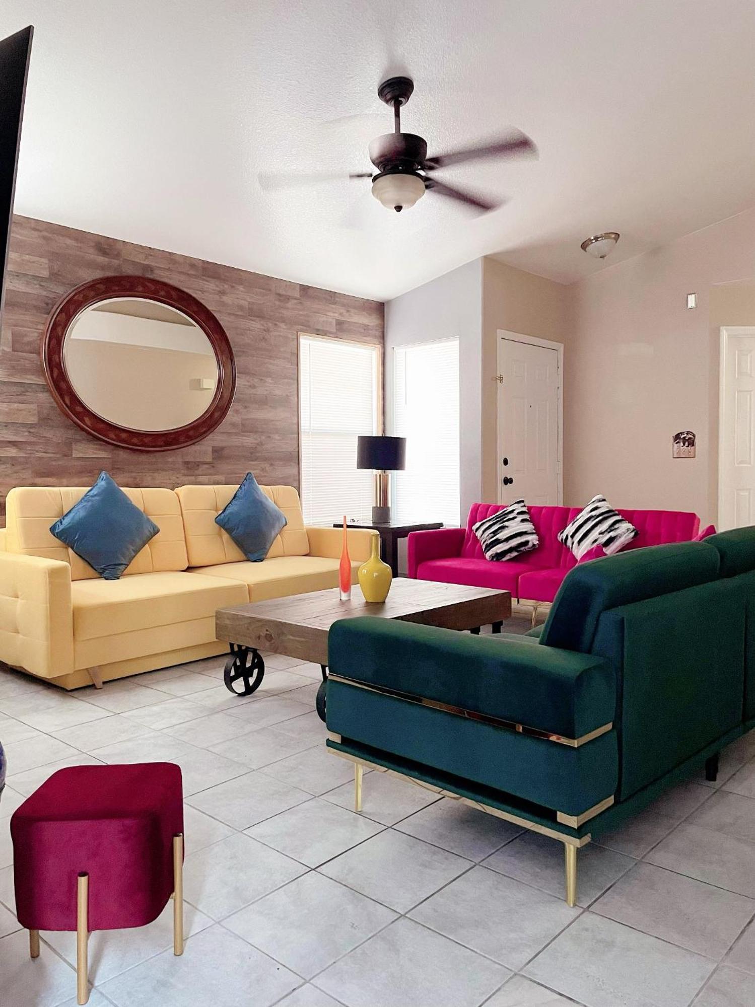 Holiday home Pet-friendly, Vibrant Oasis - Colorful Retreat Near Summerlin Las Vegas