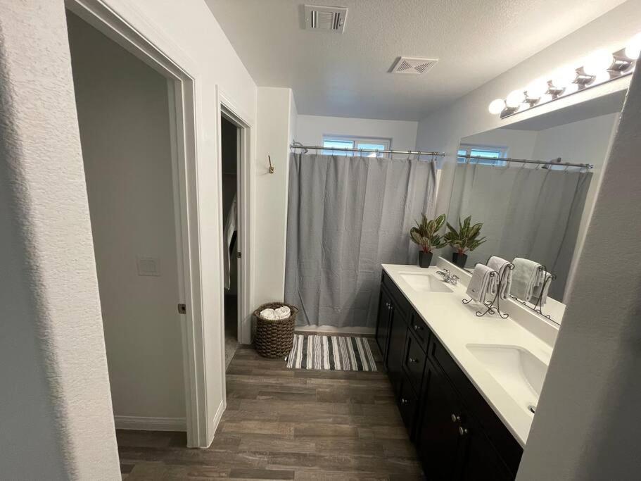 Сasa de vacaciones New,and Modern Close To The Strip *
