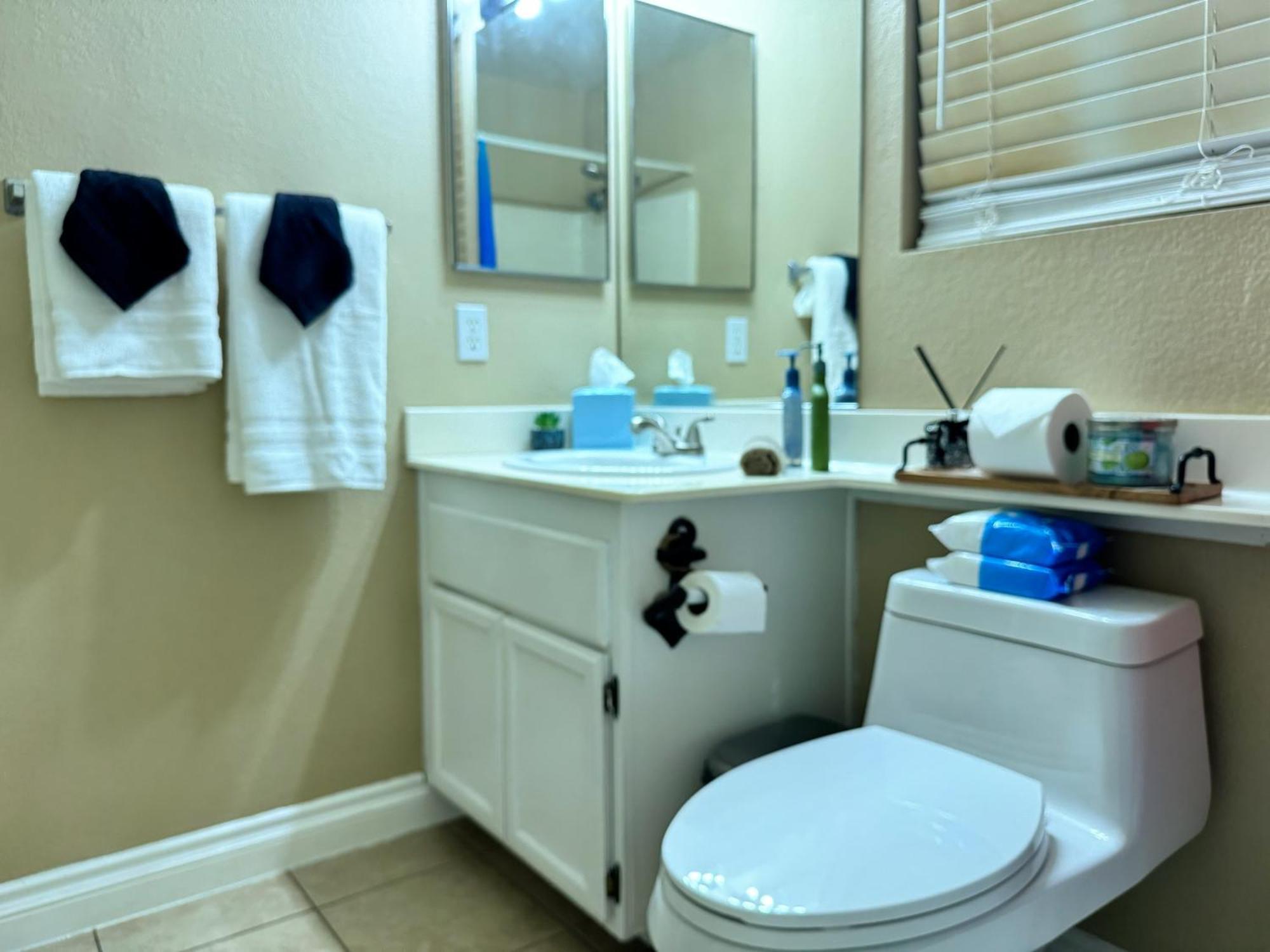Pet-friendly, Vibrant Oasis - Colorful Retreat Near Summerlin Holiday home