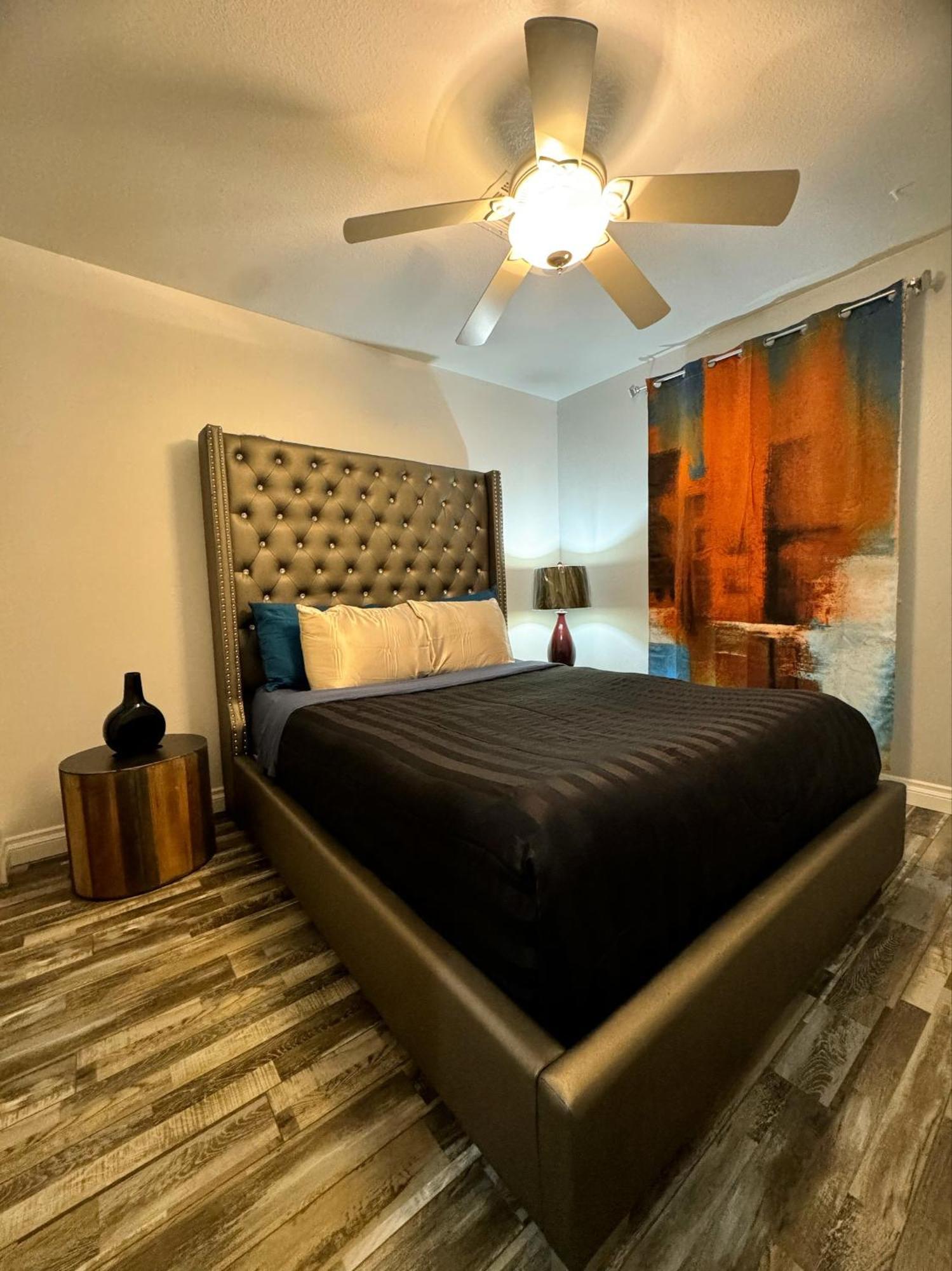Holiday home Pet-friendly, Vibrant Oasis - Colorful Retreat Near Summerlin