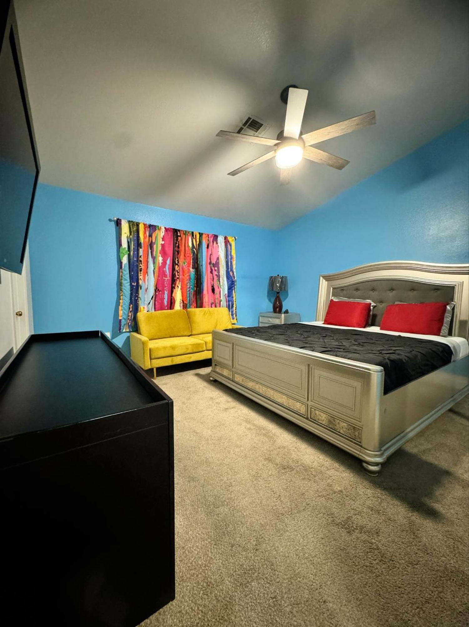 Pet-friendly, Vibrant Oasis - Colorful Retreat Near Summerlin Holiday home *