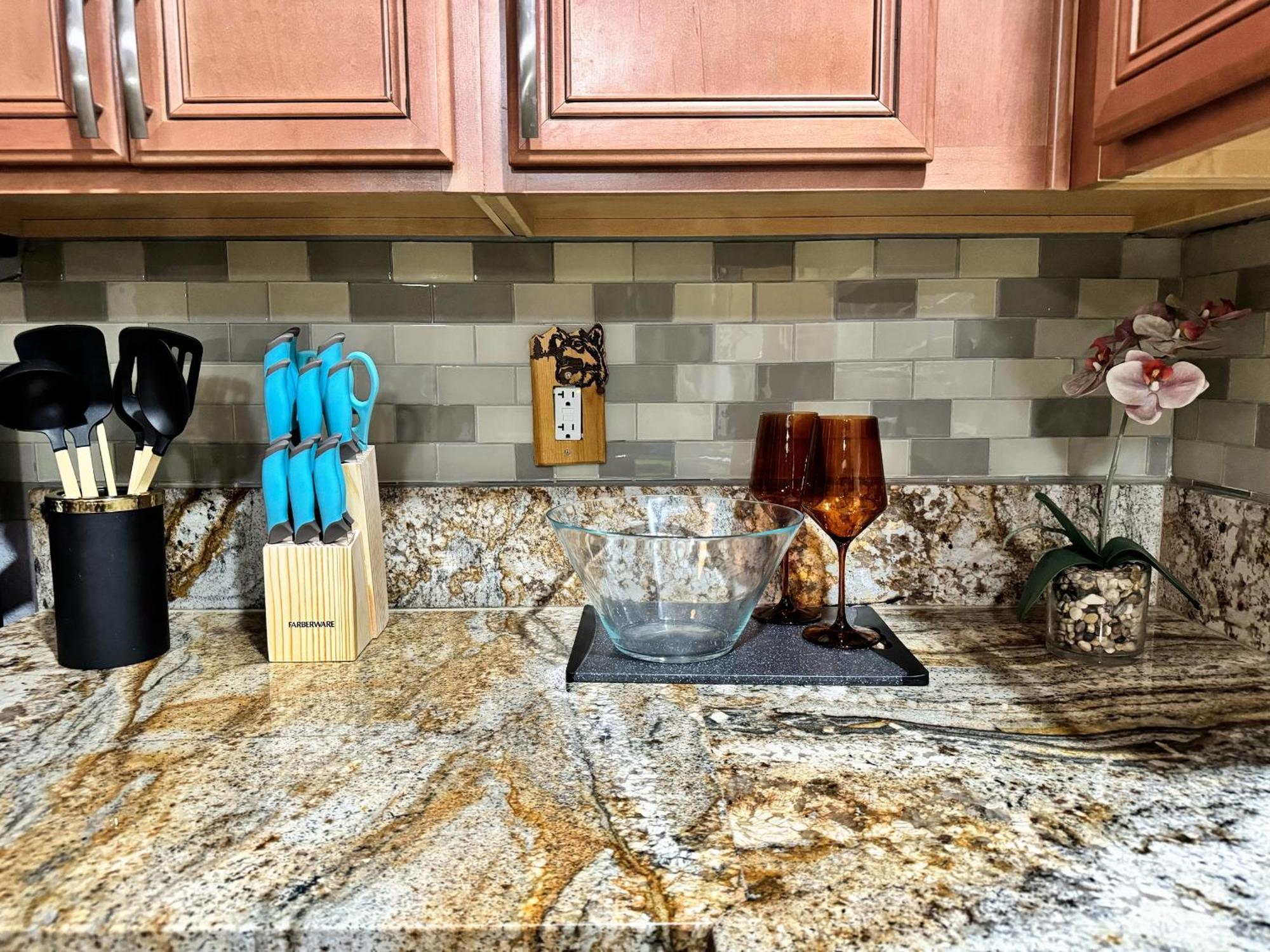 Pet-friendly, Vibrant Oasis - Colorful Retreat Near Summerlin * Las Vegas