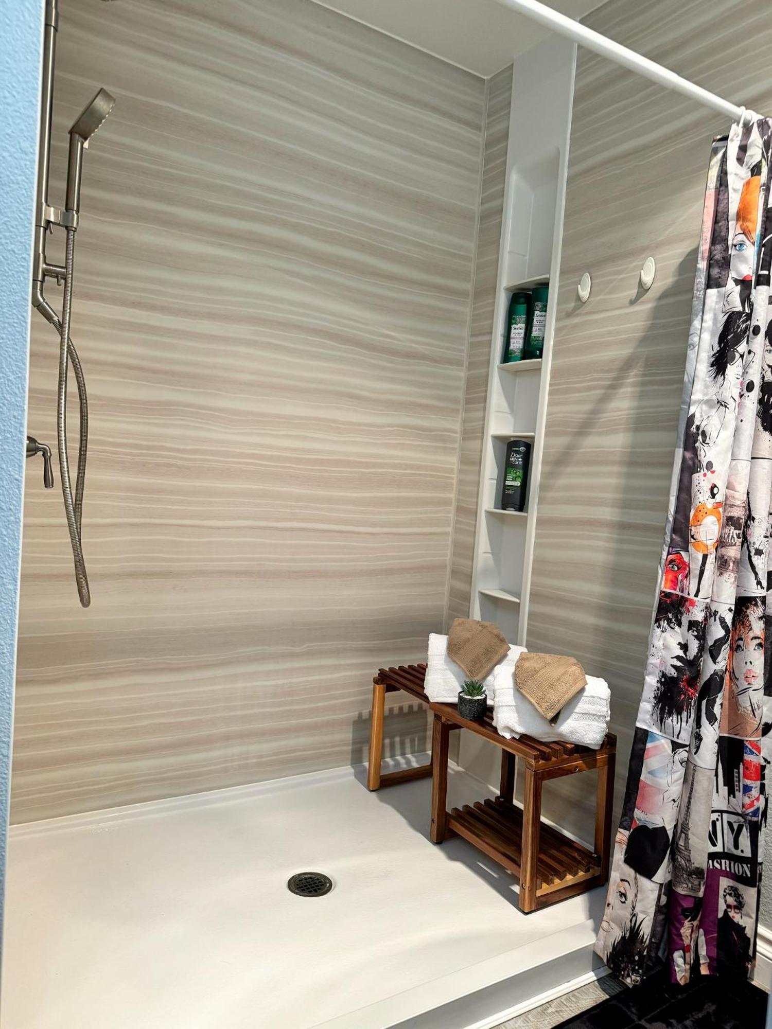 Pet-friendly, Vibrant Oasis - Colorful Retreat Near Summerlin