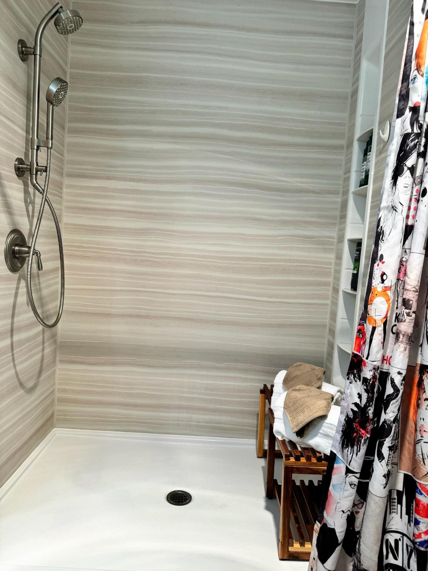Pet-friendly, Vibrant Oasis - Colorful Retreat Near Summerlin Holiday home Las Vegas