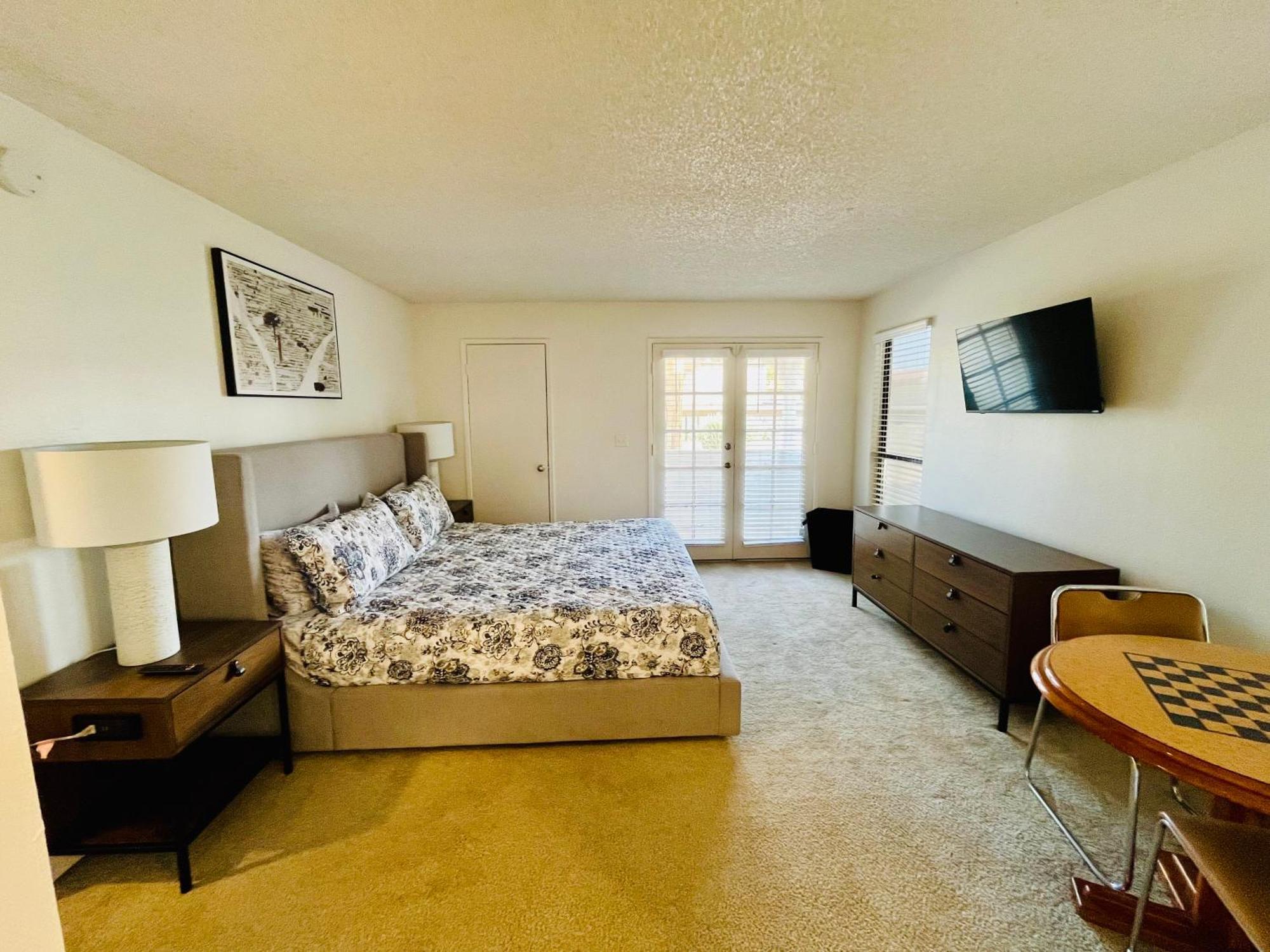Cute 2 Bedroom 2 Bath 2 Mile Strip5 *