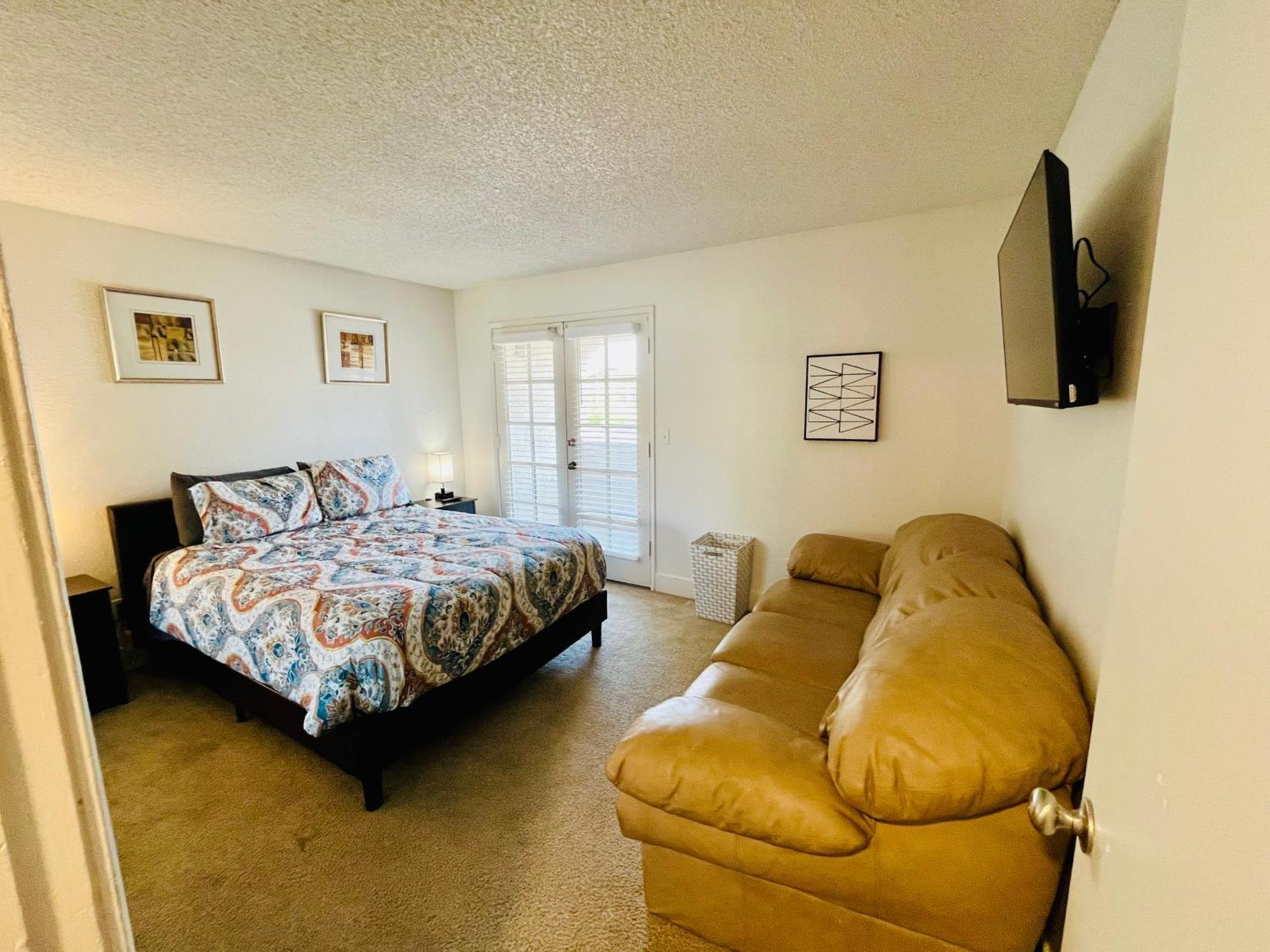 Cute 2 Bedroom 2 Bath 2 Mile Strip5