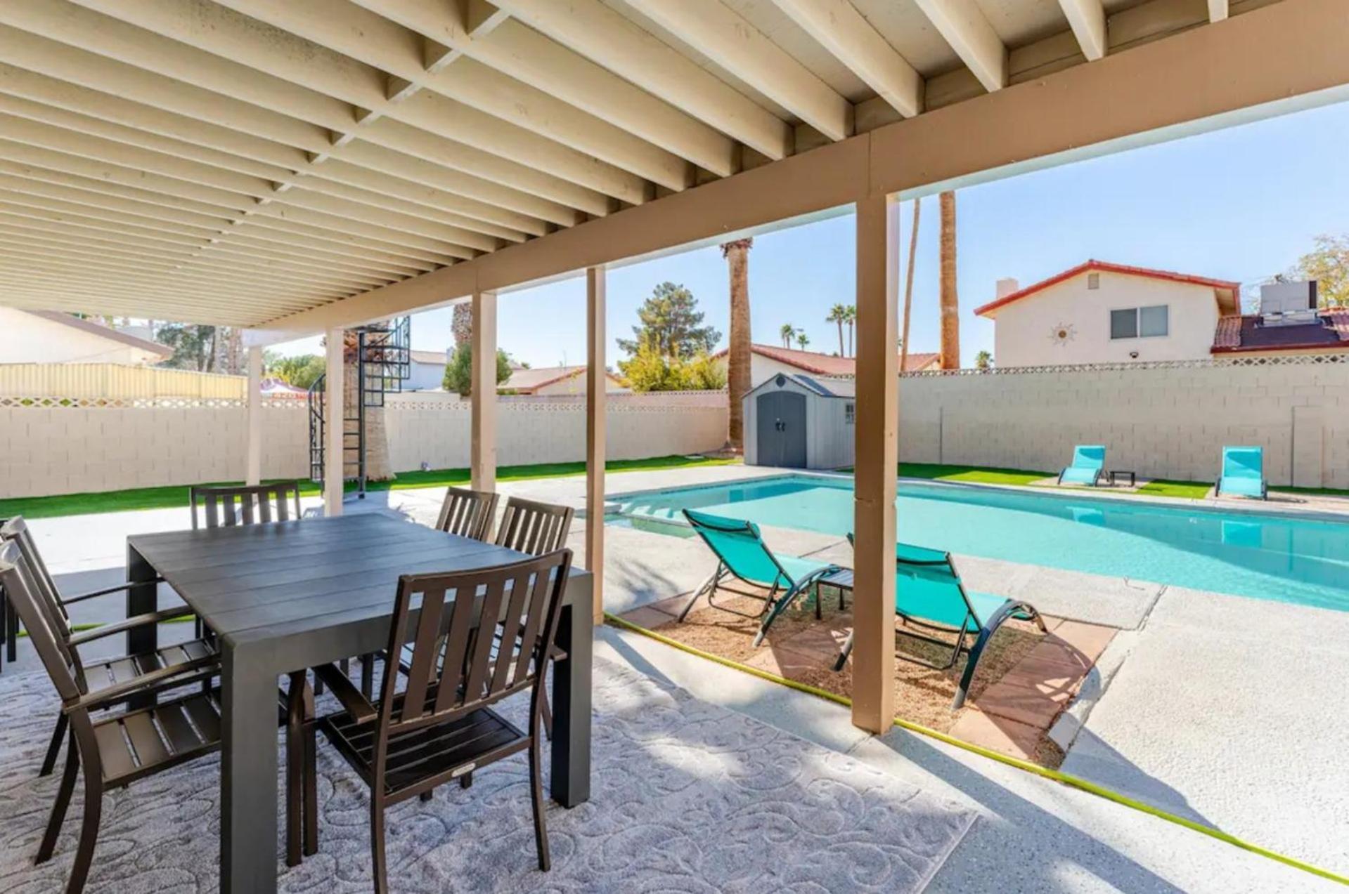 Villa Oasis In The Desert With Huge Heated Pool And