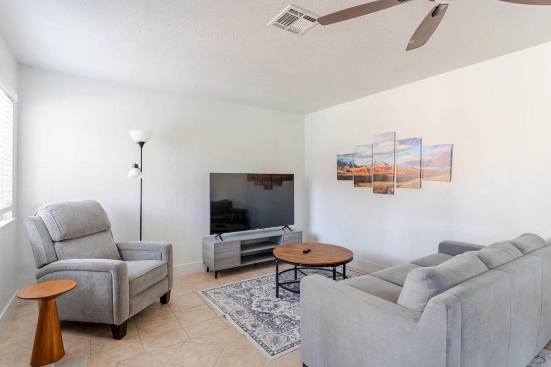 Oasis In The Desert With Huge Heated Pool And Las Vegas