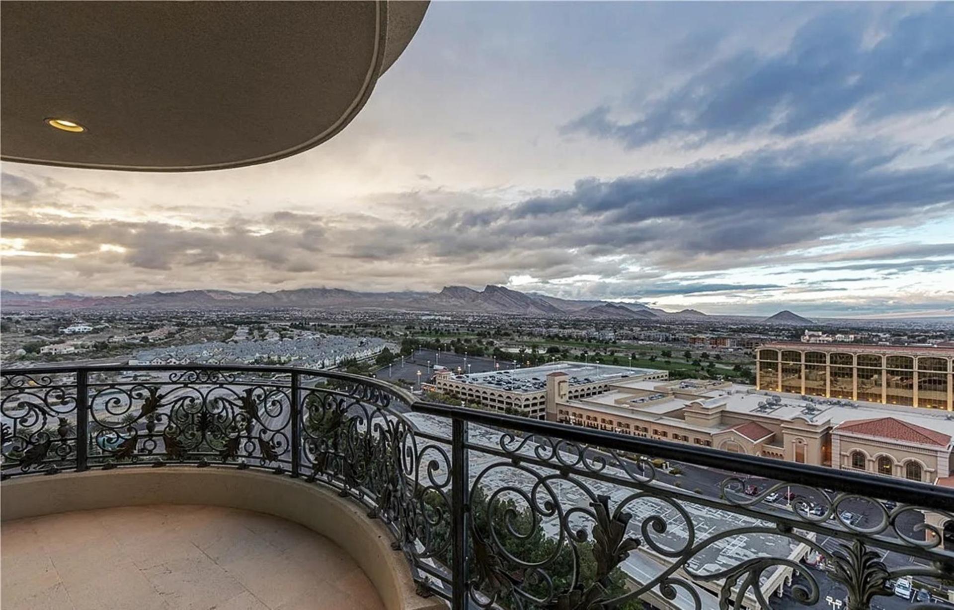 Luxurious Four-bedroom Penthouse *