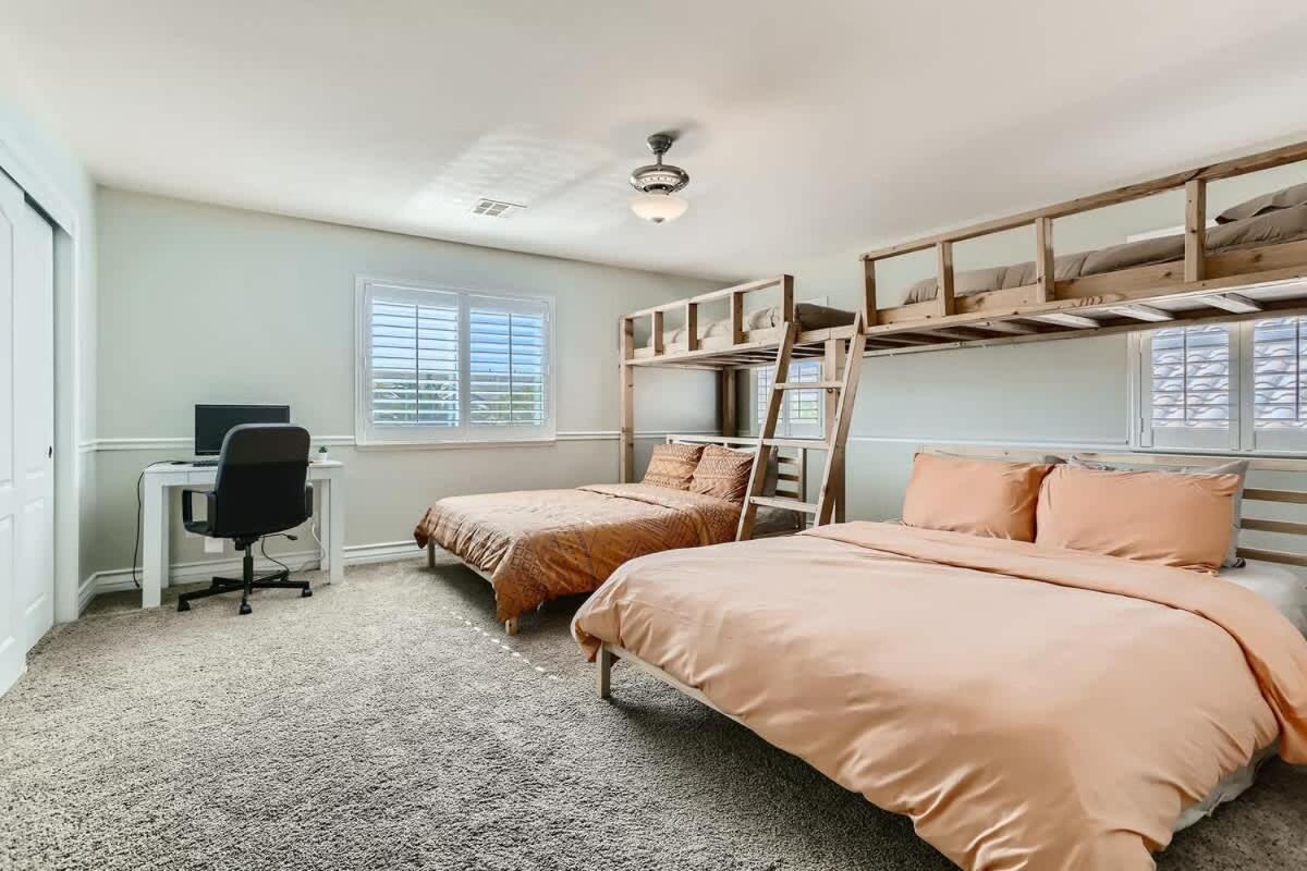 Сasa de vacaciones Spacious Luxury Desert Retreat With Heated Pool Putt Putt And A Playground For Family Las Vegas