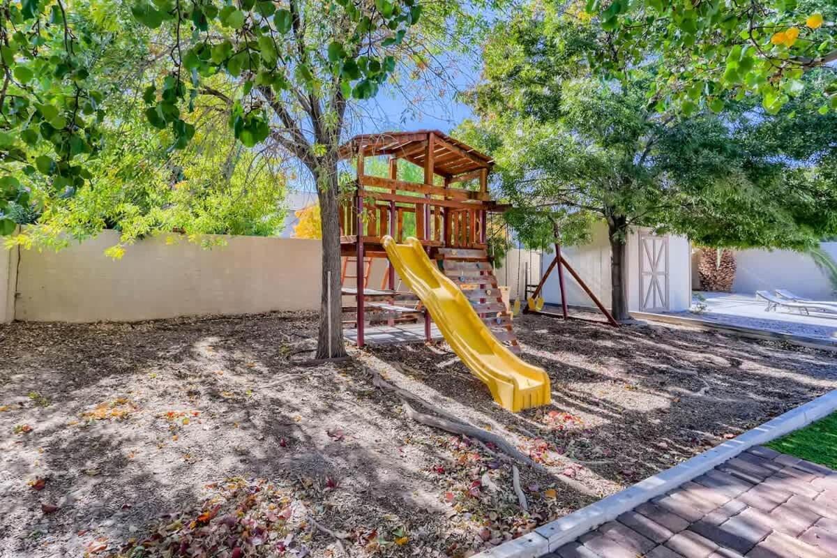 Spacious Luxury Desert Retreat With Heated Pool Putt Putt And A Playground For Family Сasa de vacaciones Las Vegas