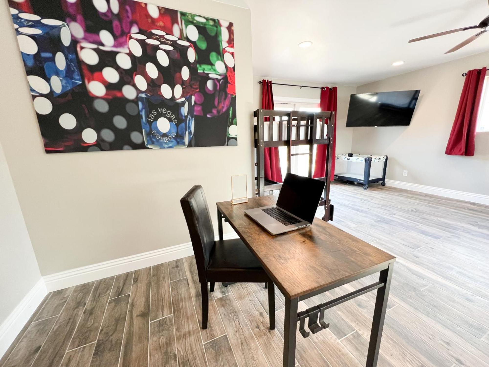 Lux Private - Pool, Billiards, 8 Smart Tvs, Board Games, Cotton Bedding - The Stone Sanctuary At Mccullough Hills Trailhead Сasa de vacaciones