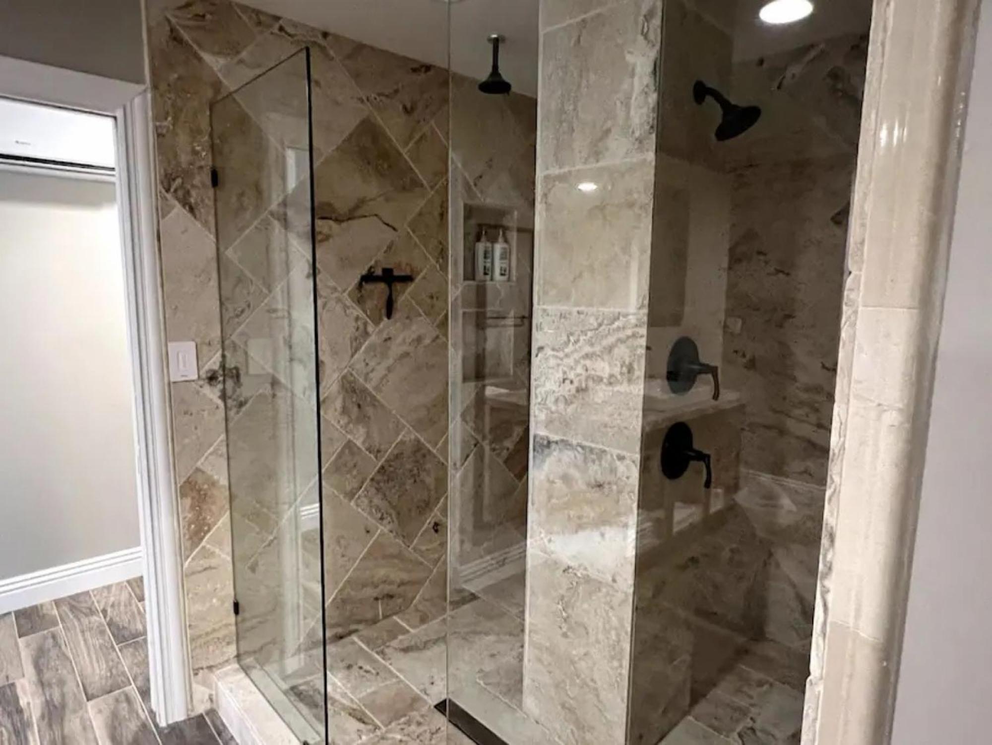 Lux Private - Pool, Billiards, 8 Smart Tvs, Board Games, Cotton Bedding - The Stone Sanctuary At Mccullough Hills Trailhead Сasa de vacaciones Las Vegas