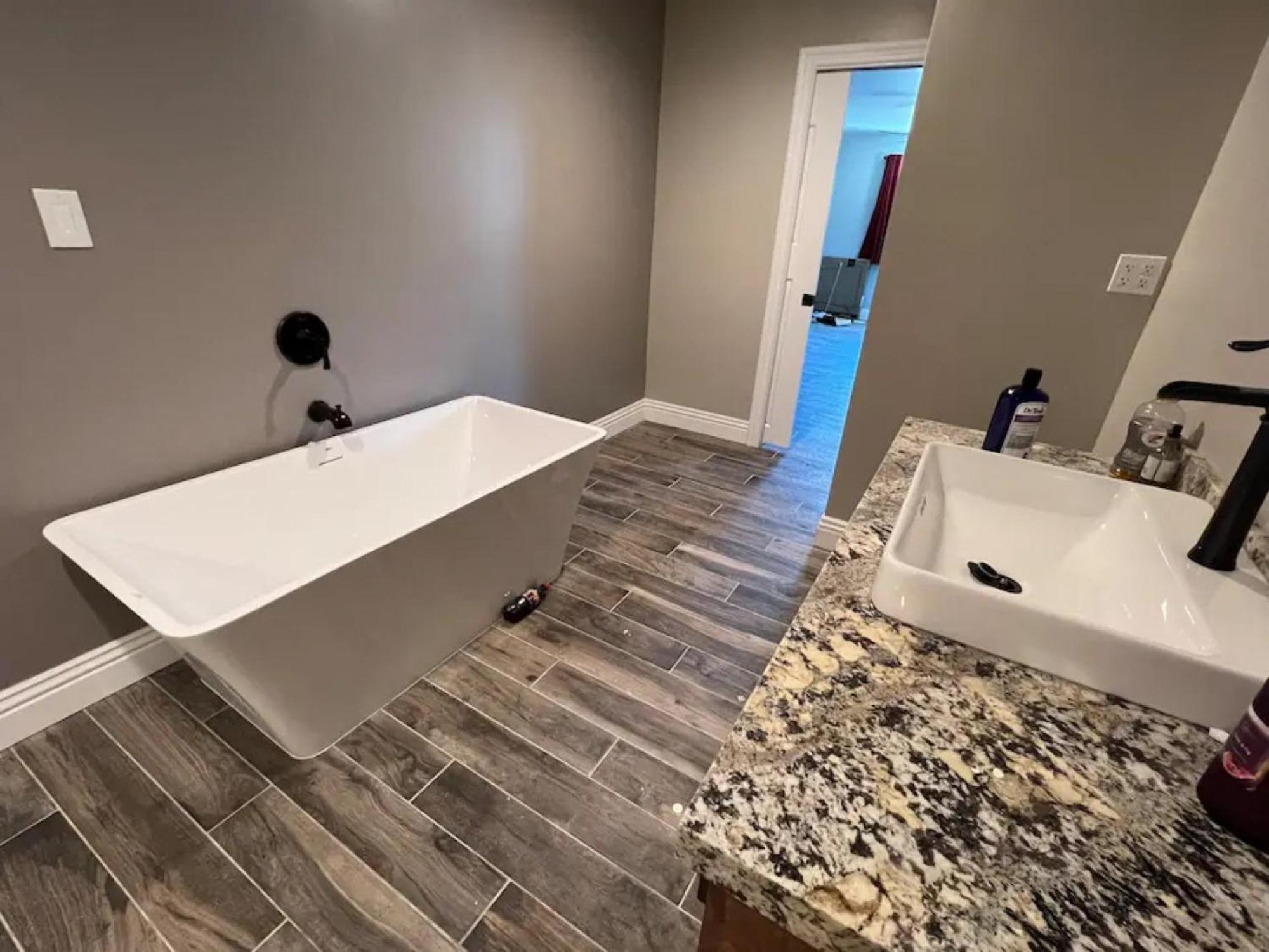 Lux Private - Pool, Billiards, 8 Smart Tvs, Board Games, Cotton Bedding - The Stone Sanctuary At Mccullough Hills Trailhead Сasa de vacaciones *