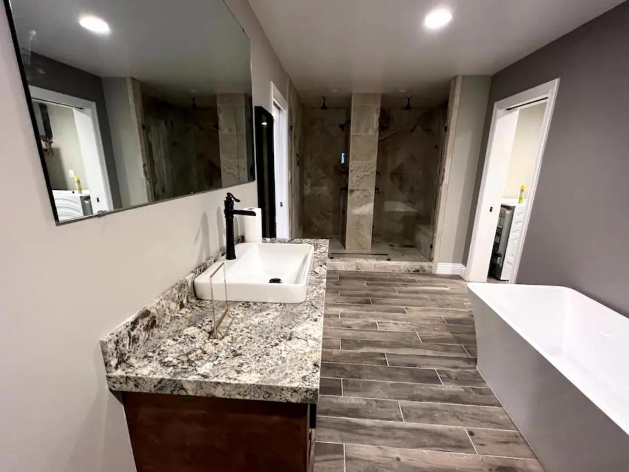 Lux Private - Pool, Billiards, 8 Smart Tvs, Board Games, Cotton Bedding - The Stone Sanctuary At Mccullough Hills Trailhead Сasa de vacaciones