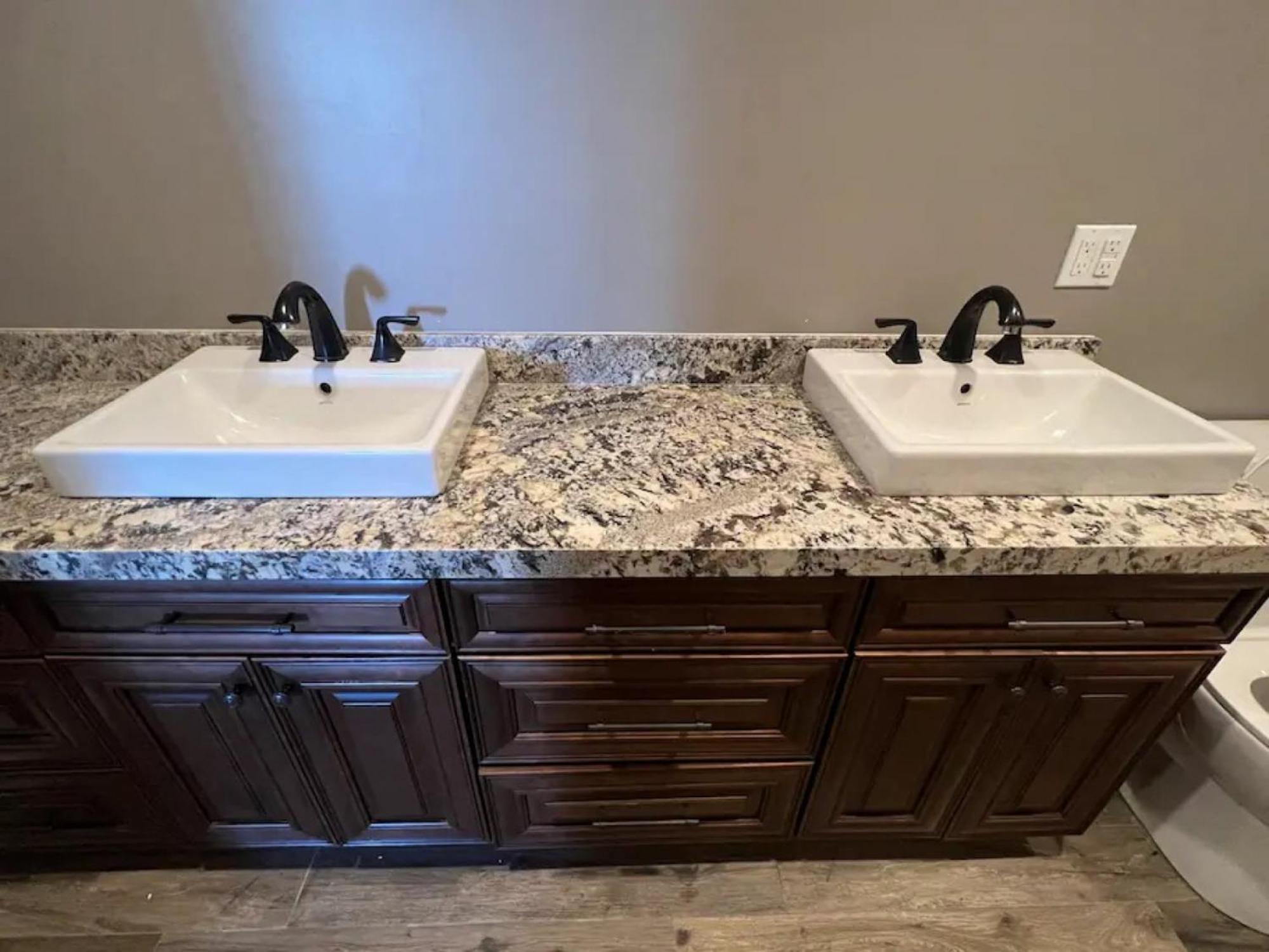 Lux Private - Pool, Billiards, 8 Smart Tvs, Board Games, Cotton Bedding - The Stone Sanctuary At Mccullough Hills Trailhead