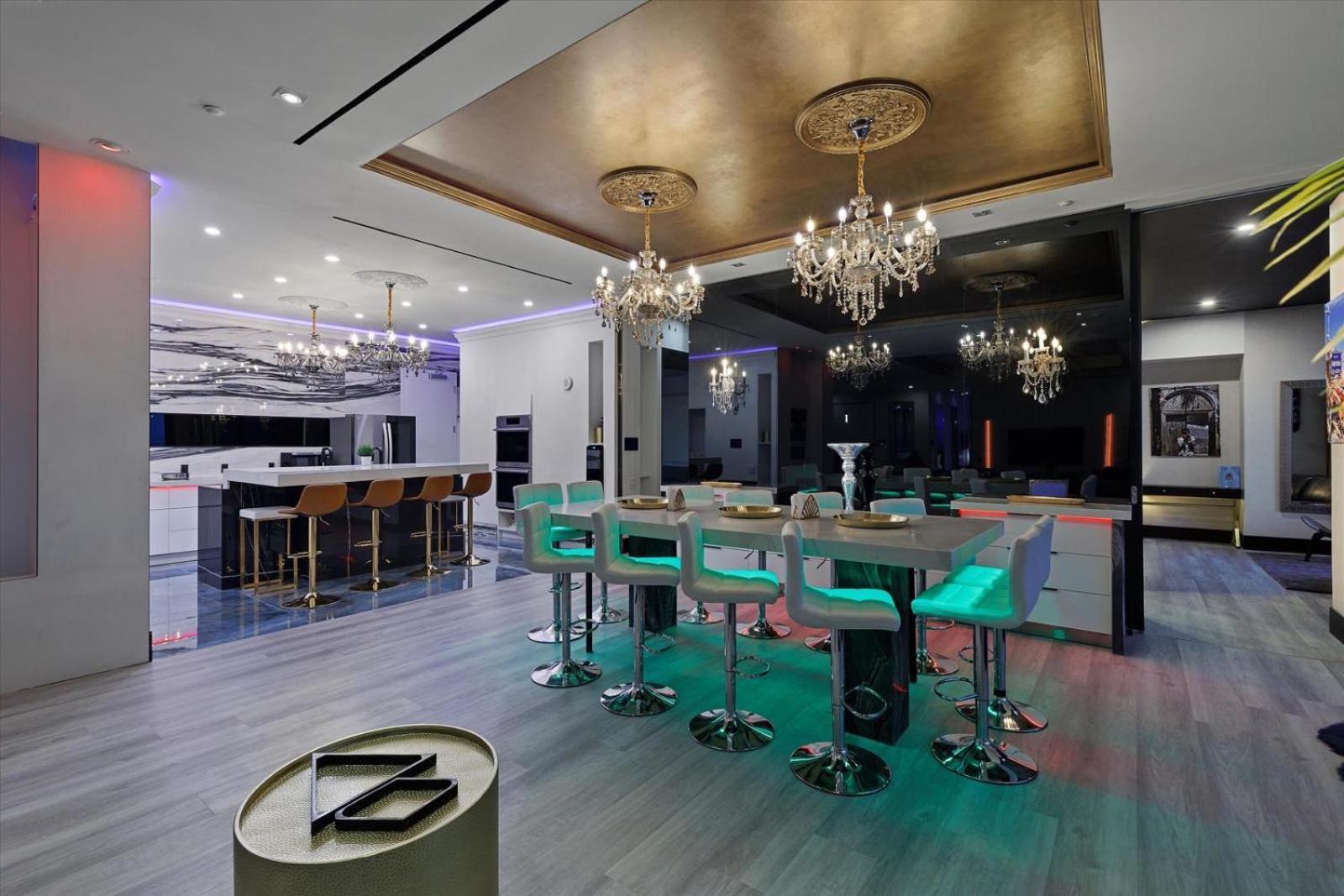 Luxury 4000 Sqft Penthouse At Palms Place 56 Floor *
