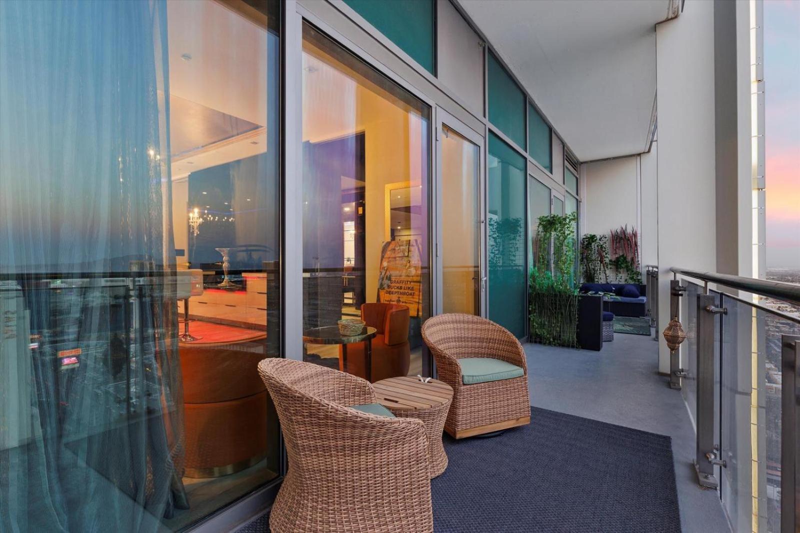 Luxury 4000 Sqft Penthouse At Palms Place 56 Floor Aparthotel