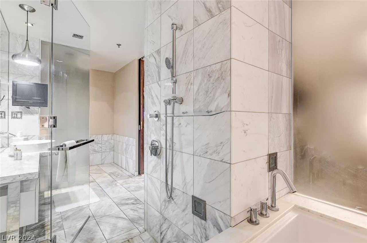 Stunning Escape Floor Strip-view 31316