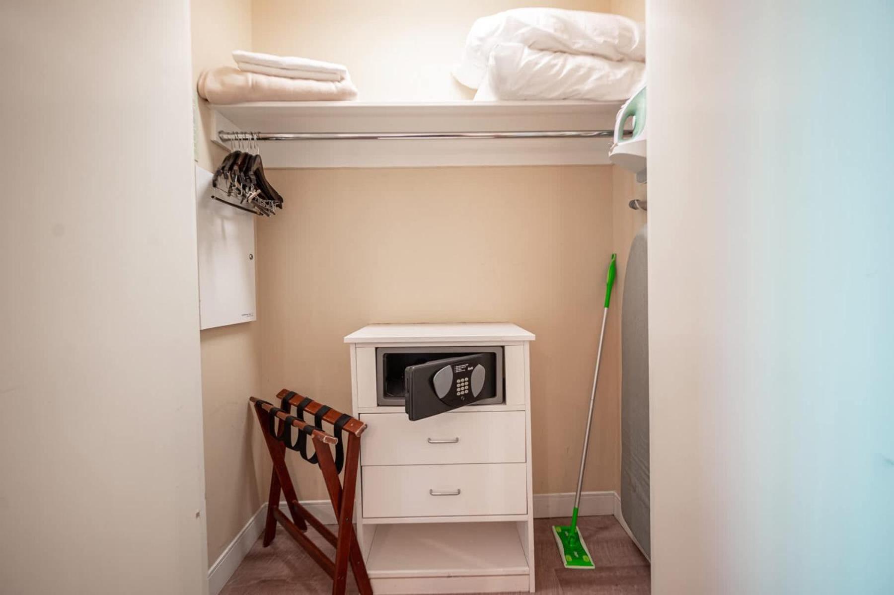 Holiday home No Fee Strip View Balcony+ Free Valet+ Pool Las Vegas