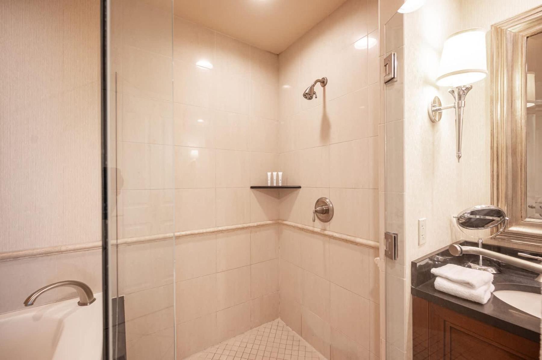 No Fee Strip View Balcony+ Free Valet+ Pool Holiday home *