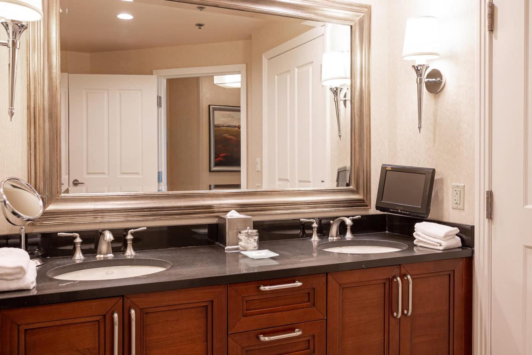 No Fee Strip View Balcony+ Free Valet+ Pool Holiday home Las Vegas