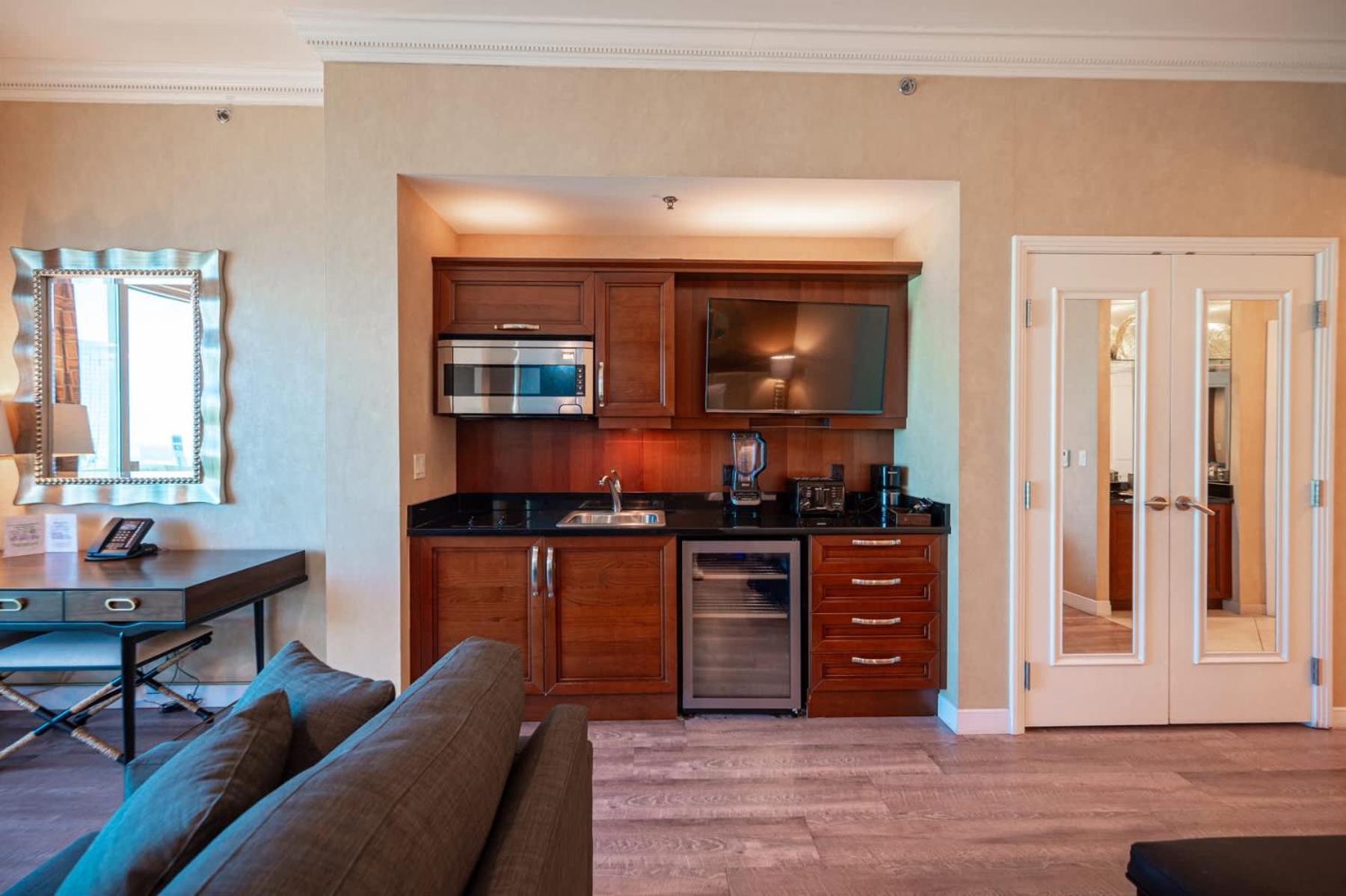 No Fee Strip View Balcony+ Free Valet+ Pool