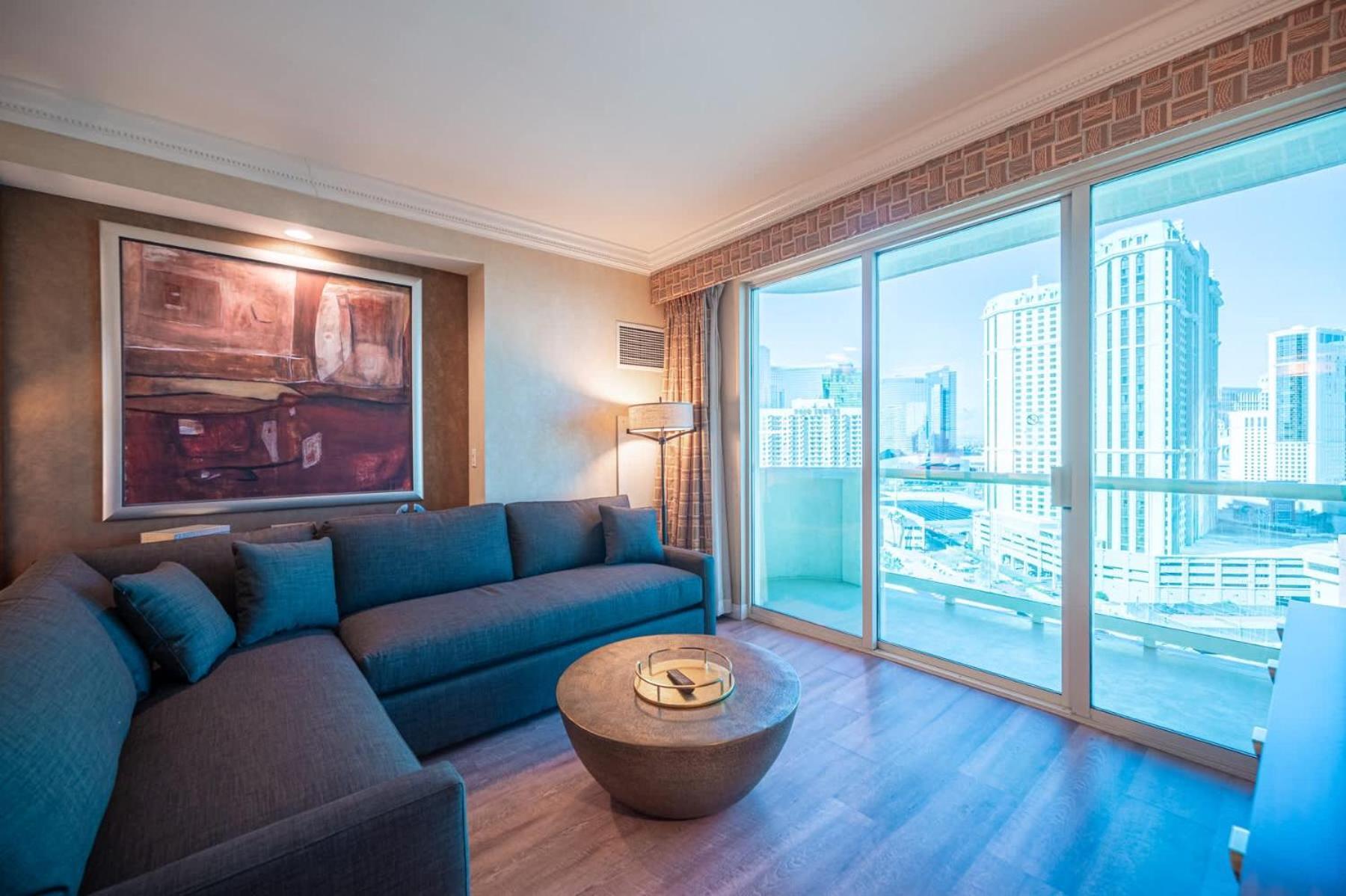 No Fee Strip View Balcony+ Free Valet+ Pool Holiday home