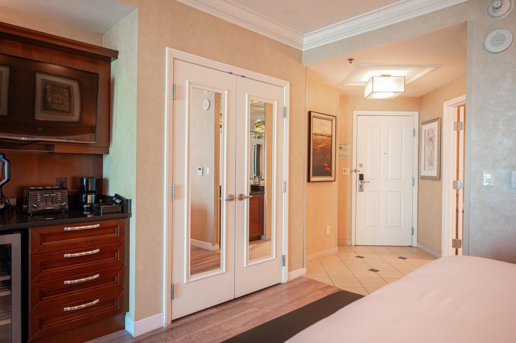 Holiday home No Fee Strip View Balcony+ Free Valet+ Pool *