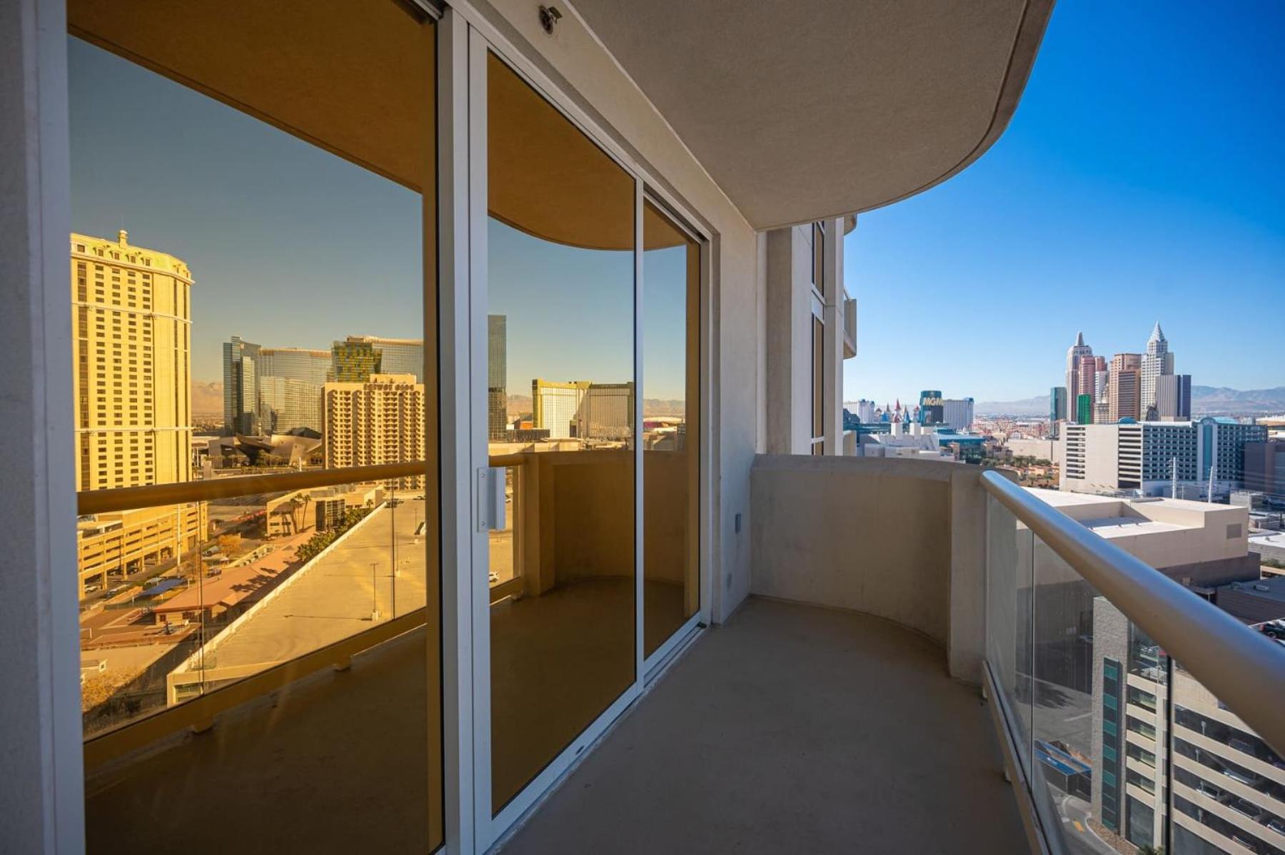 No Fee Strip View Balcony+ Free Valet+ Pool * Las Vegas