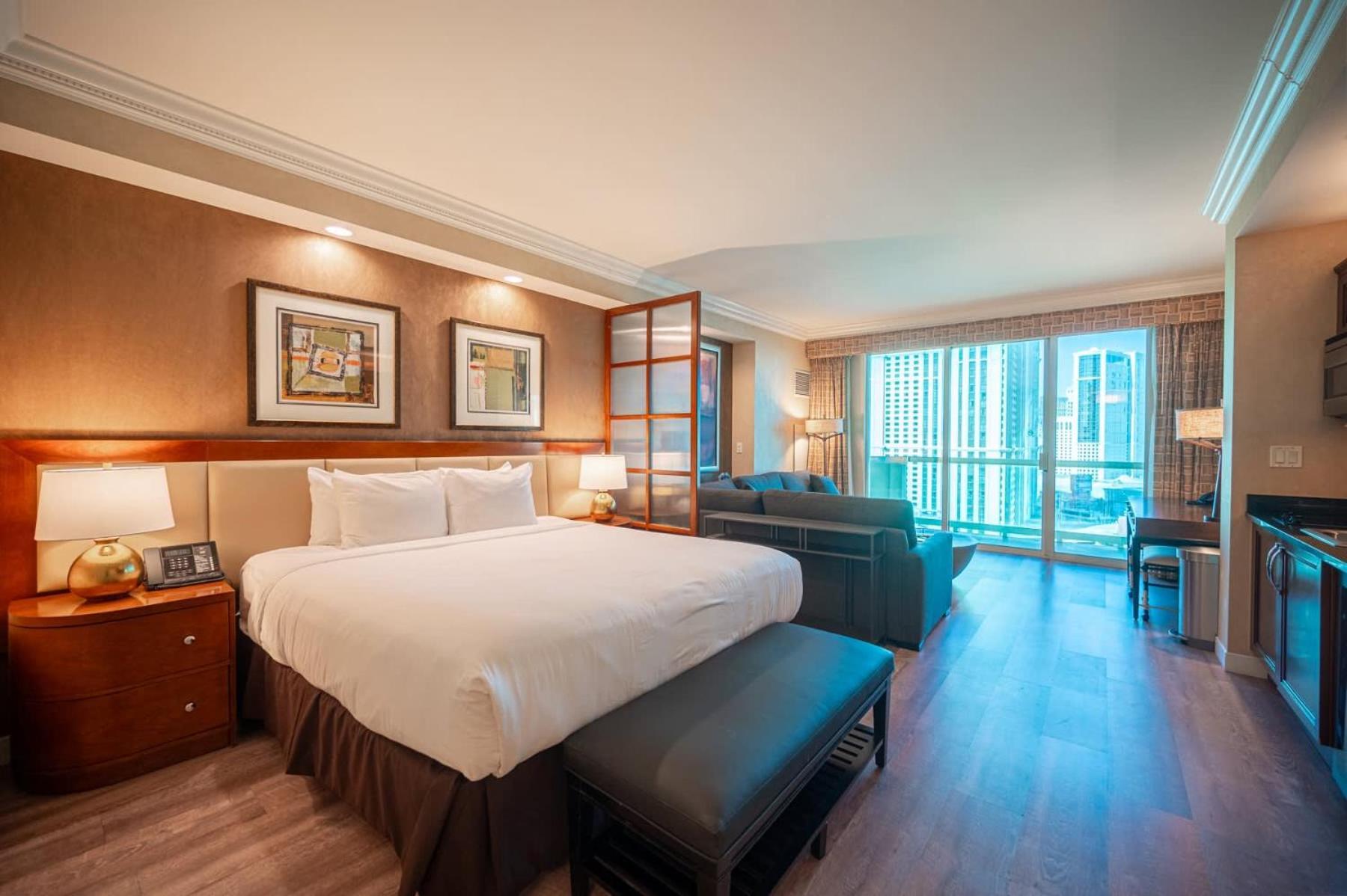 No Fee Strip View Balcony+ Free Valet+ Pool