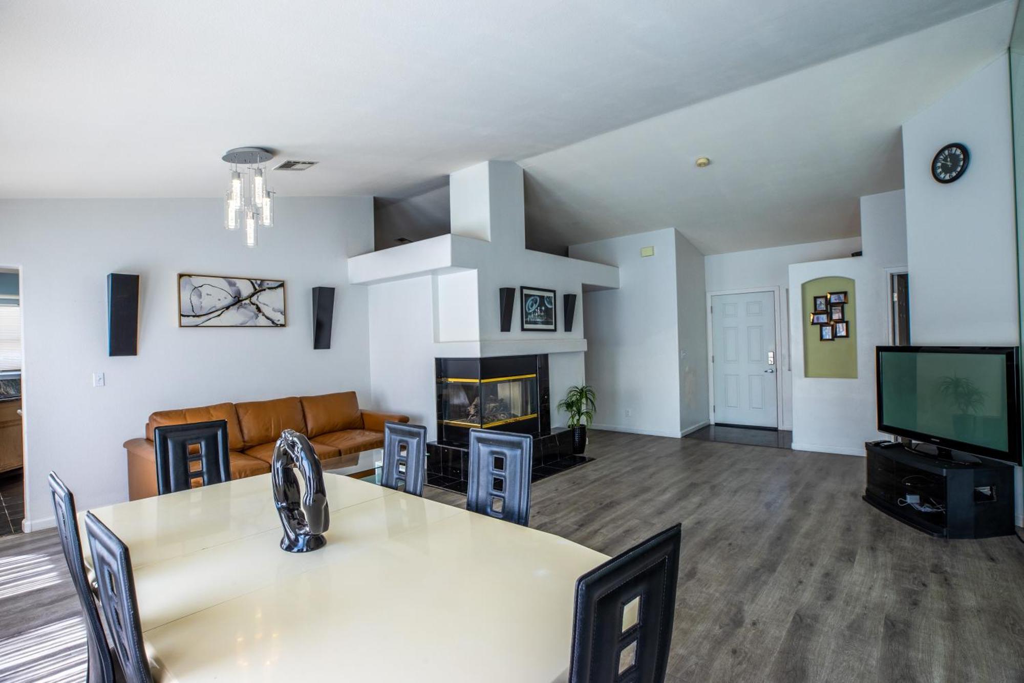 Сasa de vacaciones Luxury 1900 Sq Ft House Huge 46 Ft Pool & Hot Las Vegas