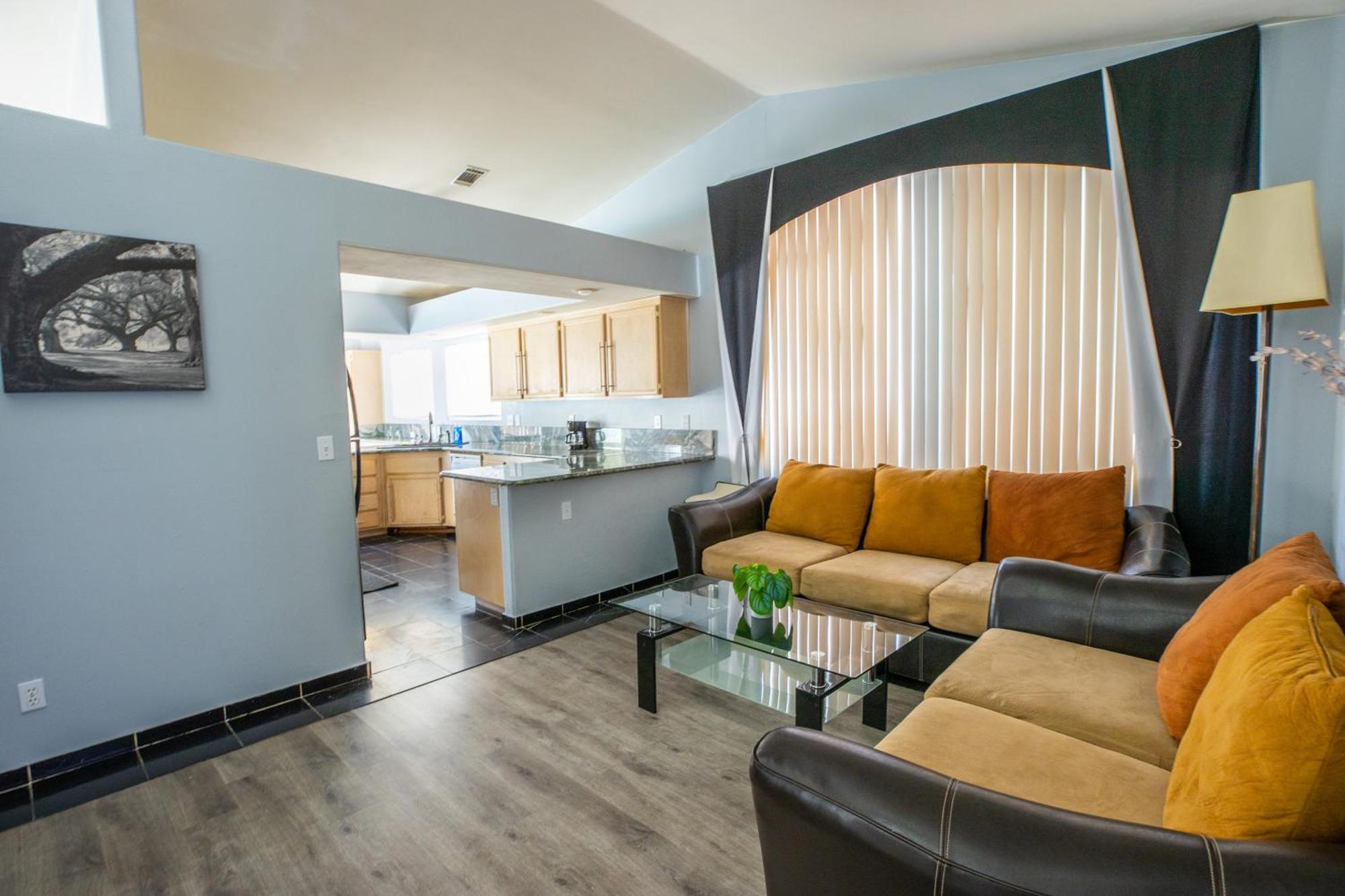 Luxury 1900 Sq Ft House Huge 46 Ft Pool & Hot Сasa de vacaciones Las Vegas
