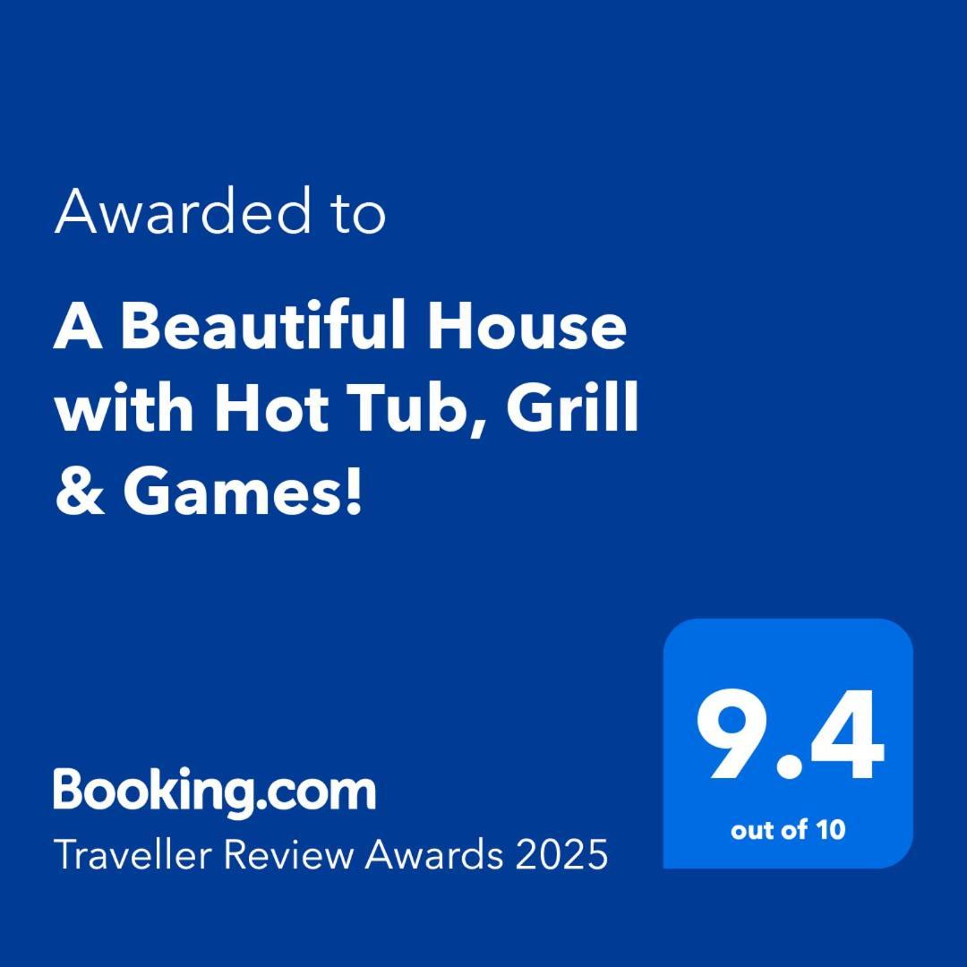 Сasa de vacaciones A Beautiful House With Hot Tub, Grill & Games! *