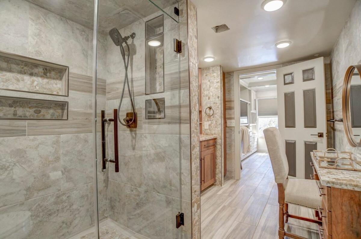 Apartment Luxury In Gated Silverado Ranch Community *