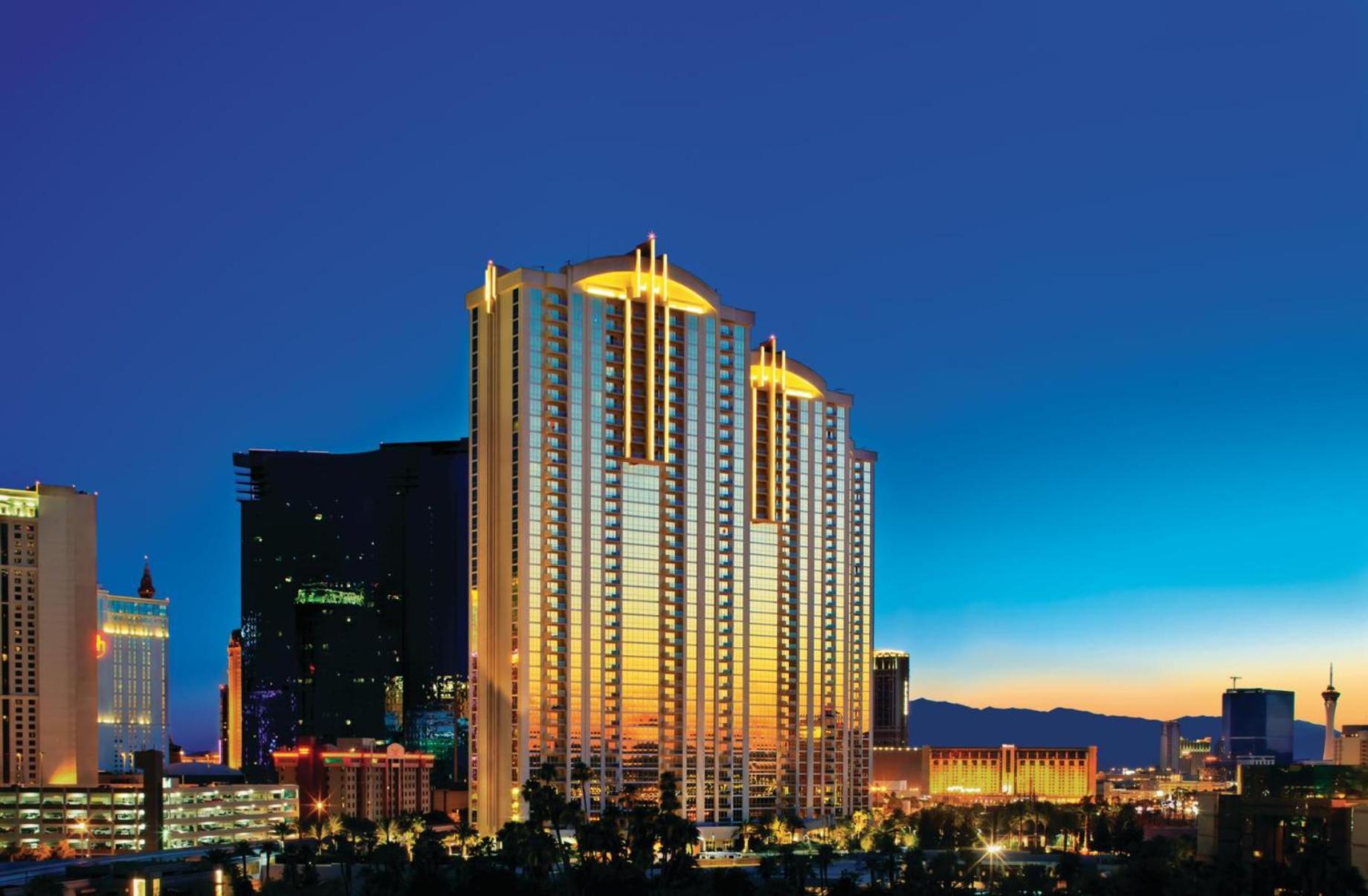 Signature- Balcony Strip View- High Floor- No Parking Fee Apartahotel