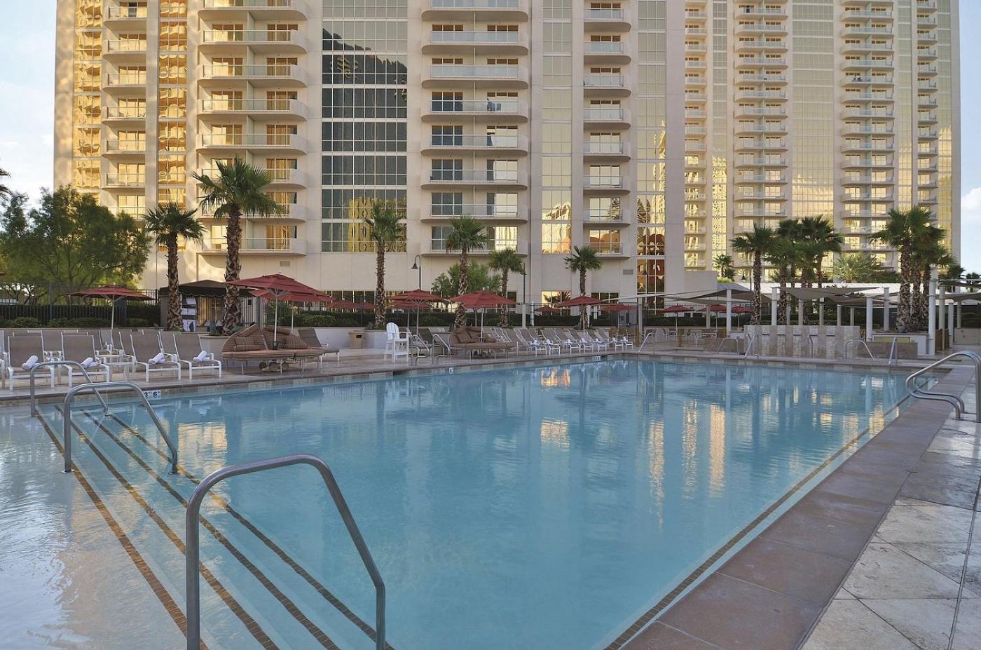 Apartahotel Signature- Balcony Strip View- High Floor- No Parking Fee *