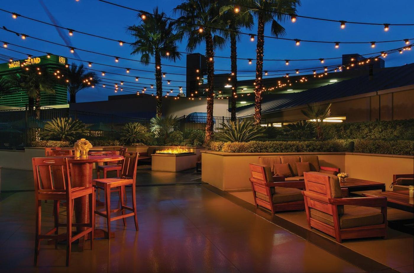 Signature- Balcony Strip View- High Floor- No Parking Fee Apartahotel *