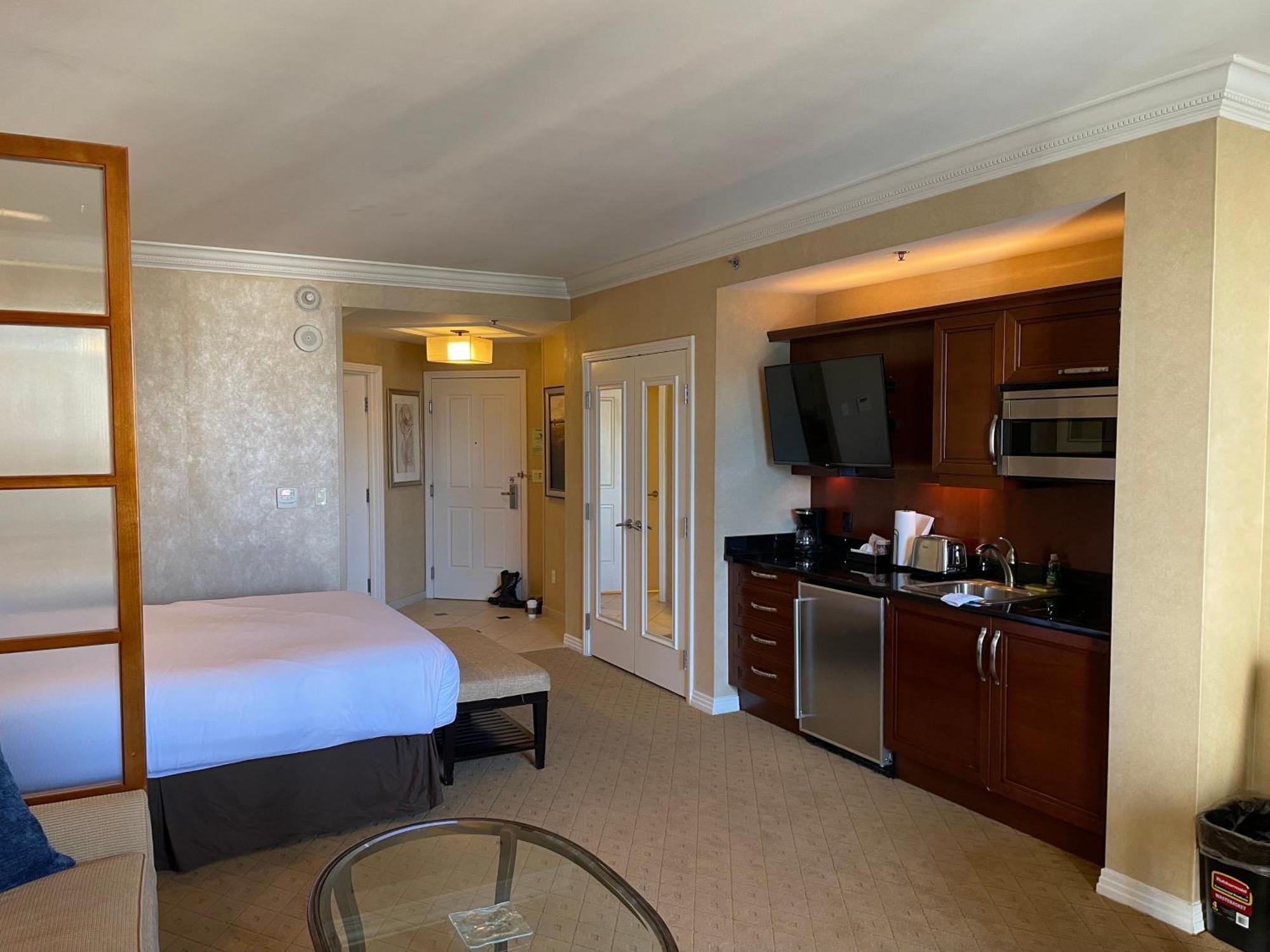 Apartahotel Signature- Balcony Strip View- High Floor- No Parking Fee