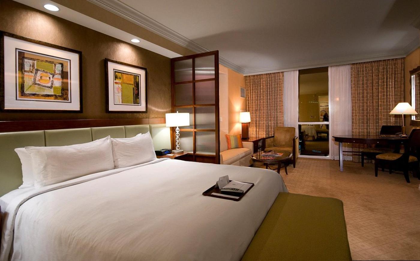 Signature- Balcony Strip View- High Floor- No Parking Fee Apartahotel *