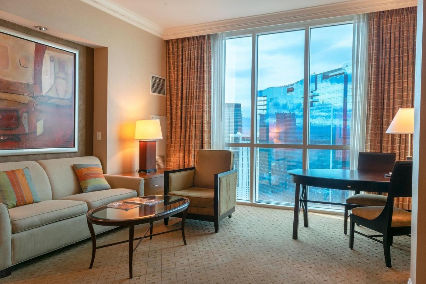 Signature- Balcony Strip View- High Floor- No Parking Fee Apartahotel Las Vegas