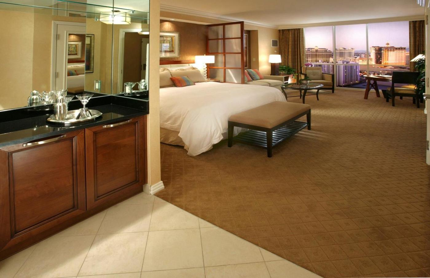Signature- Balcony Strip View- High Floor- No Parking Fee Apartahotel