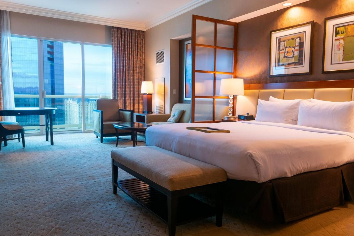 Apartahotel Signature- Balcony Strip View- High Floor- No Parking Fee