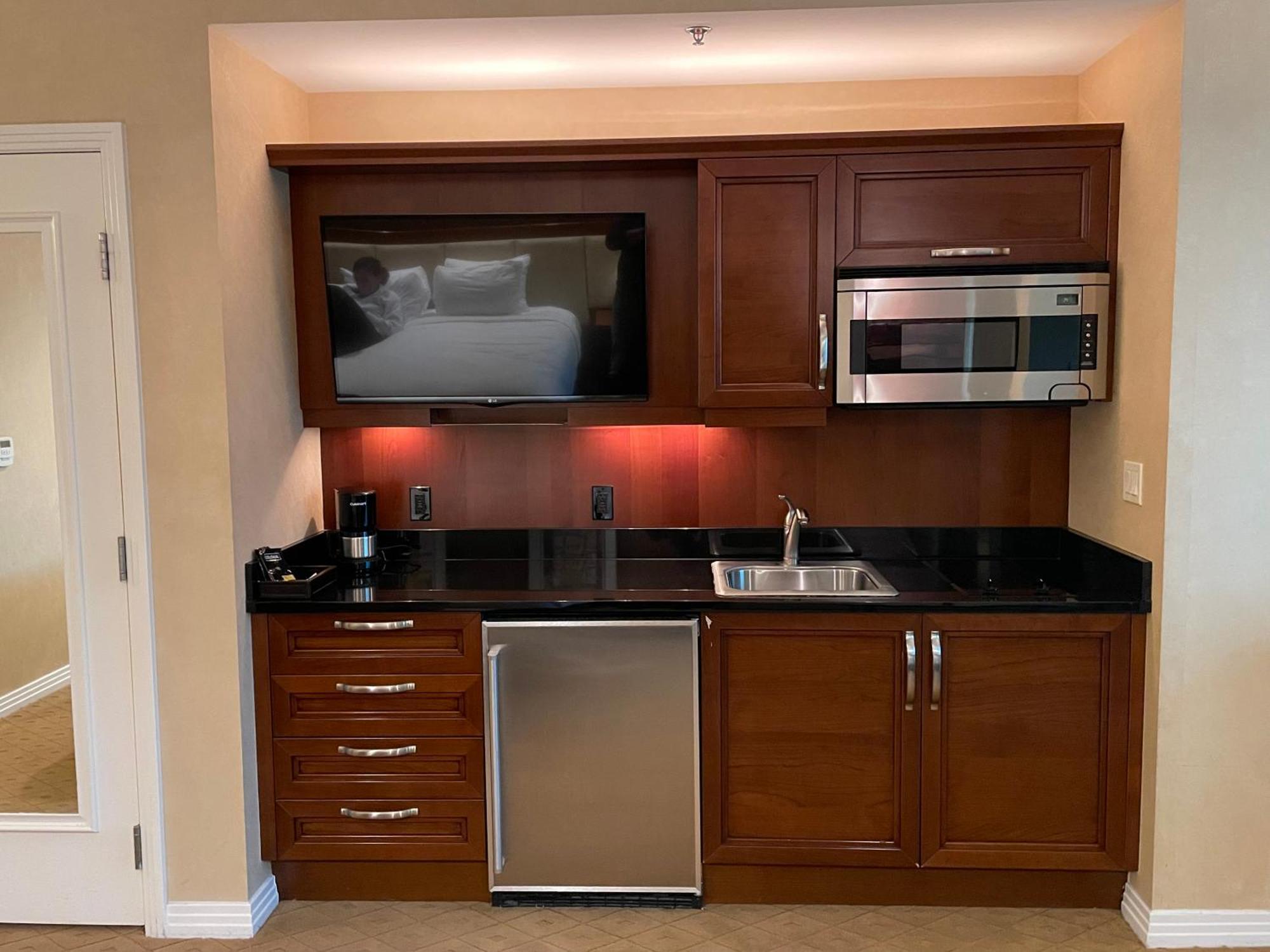 Signature- Balcony Strip View- High Floor- No Parking Fee Apartahotel *