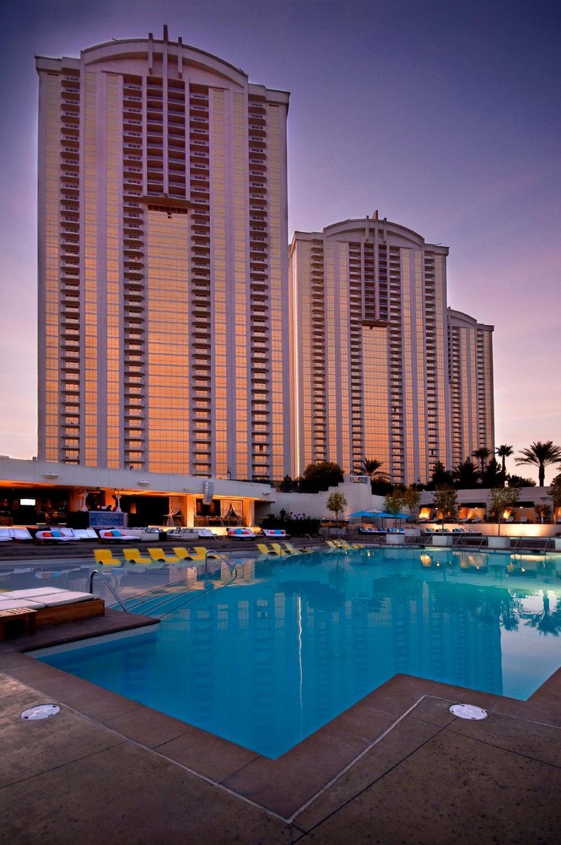 Signature- Balcony Strip View- High Floor- No Parking Fee Apartahotel