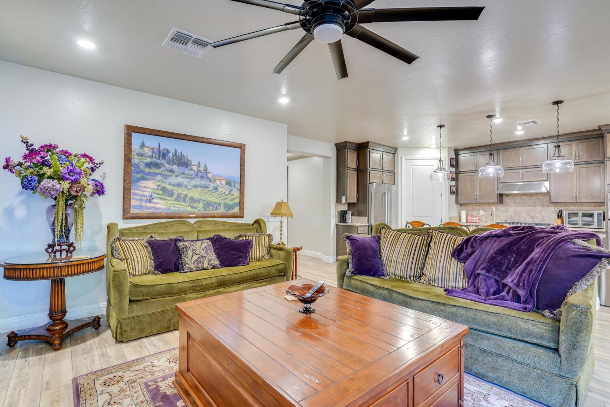 Gorgeous Henderson With Patio And Yard! Holiday home